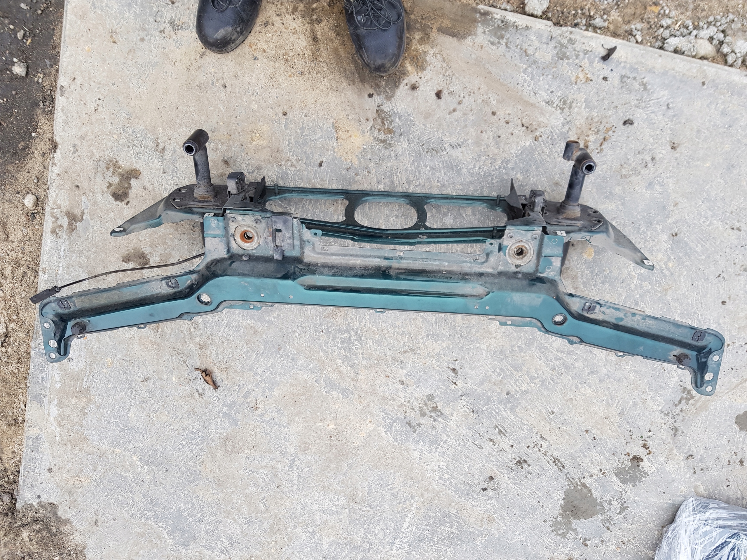 BMW 3 E46 predné čelo priečka špičky ZAMKI
