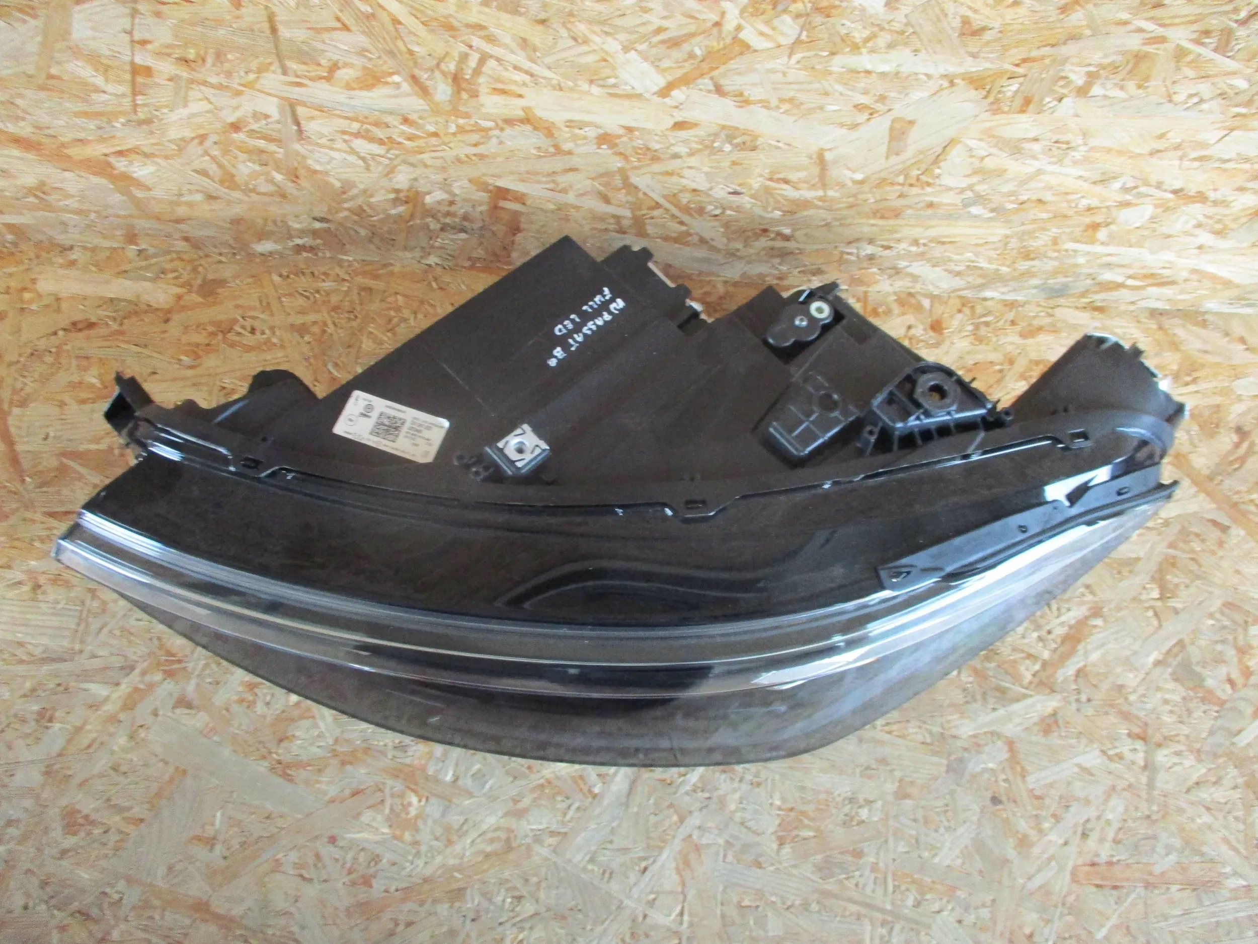 LAMPA PRZÓD PRZEDNIA LEWA VW PASSAT B9 FULL LED Strona zabudowy lewa