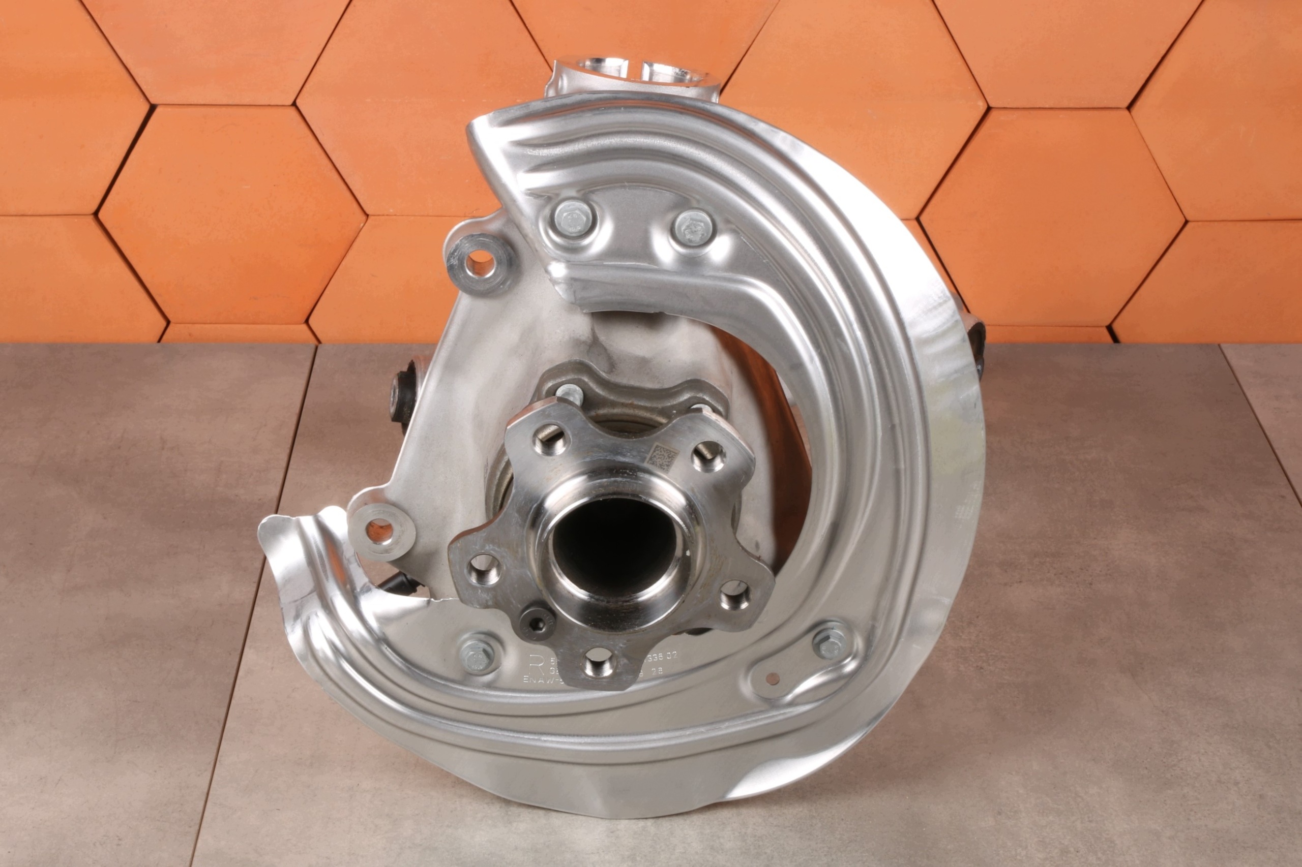 BMW i4 G26 eDrive35 eDrive40 otoč ramene čepu pravý předek 6893260