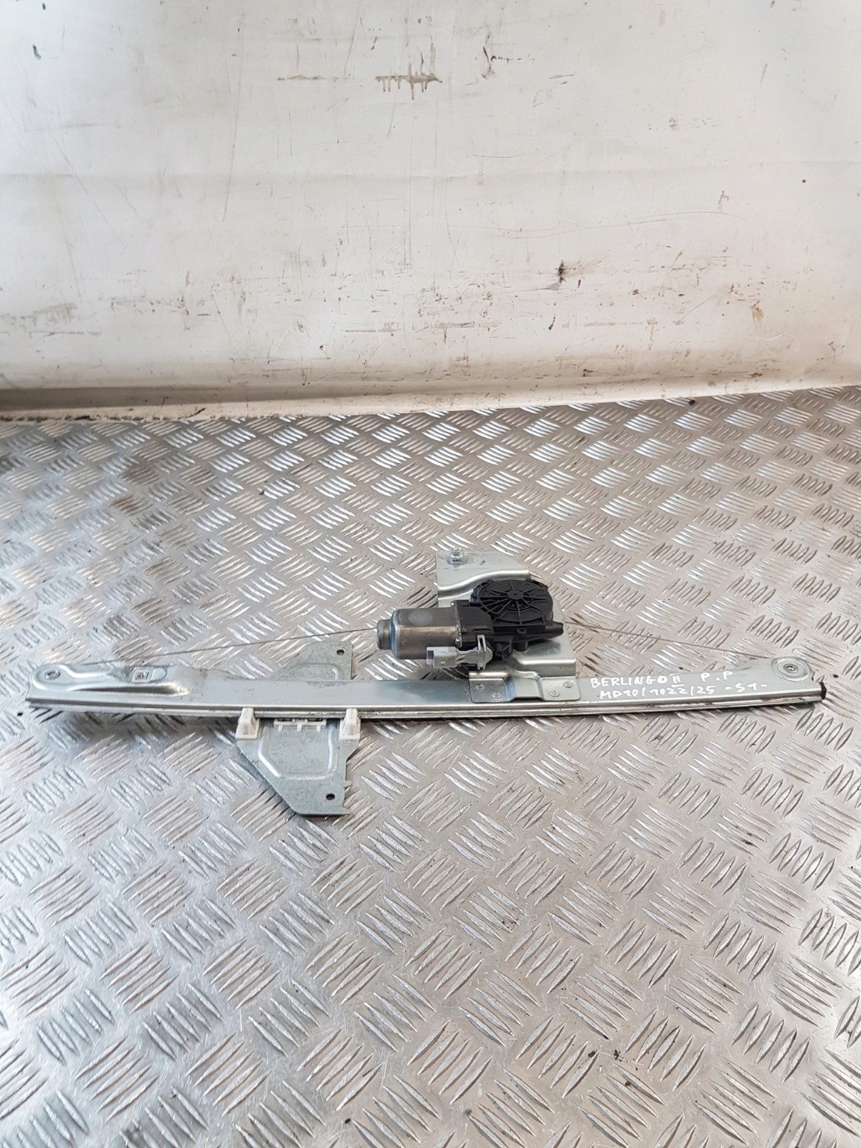 window regulator right front 2PIN 9680557880 CITROEN BERLINGO II 11R