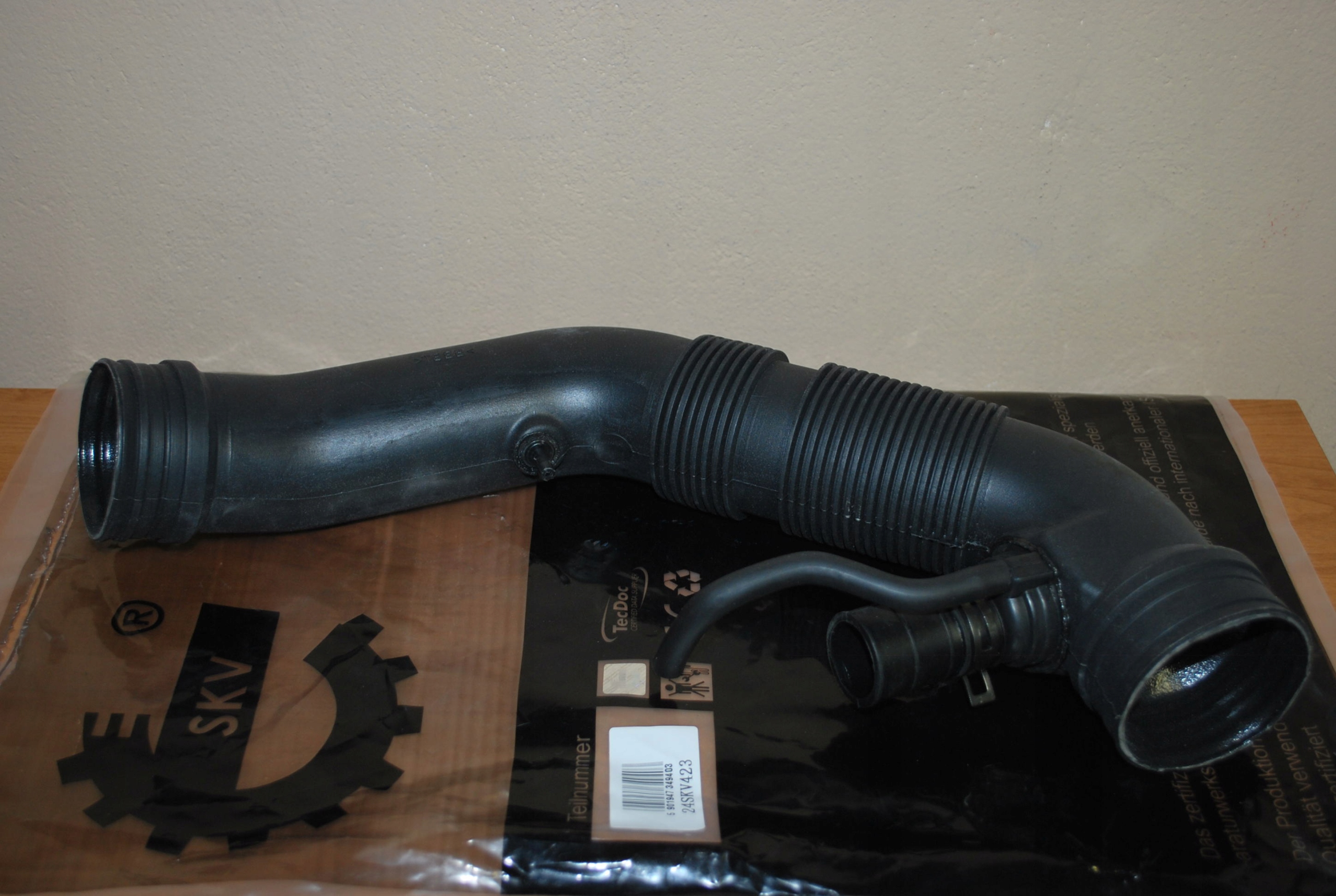 патрубок впускной vw JETTA III 1.6 102 ЛС 1K0129684AE