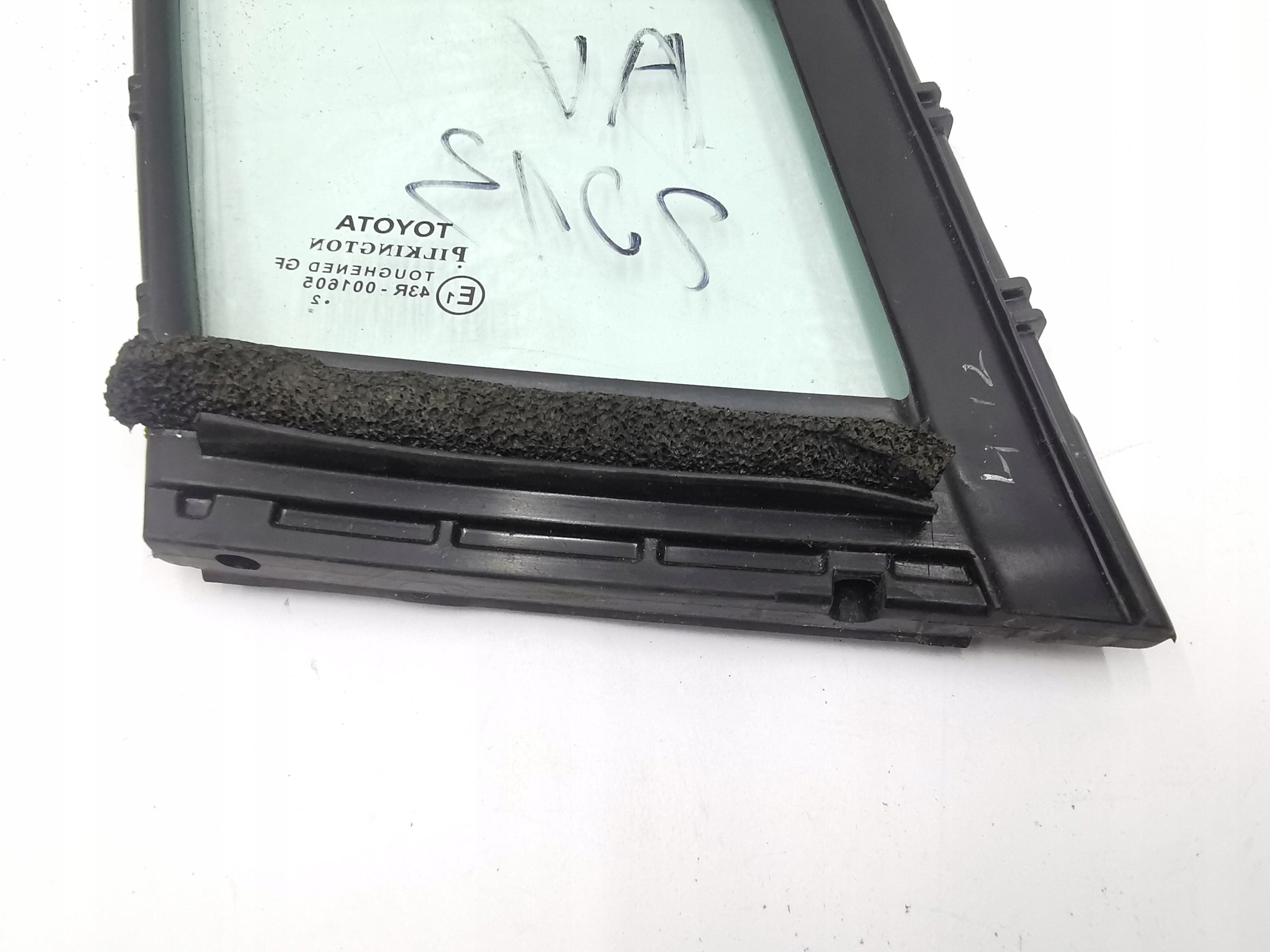 window left front front door TOYOTA AVENSIS T27 / 68216-05010