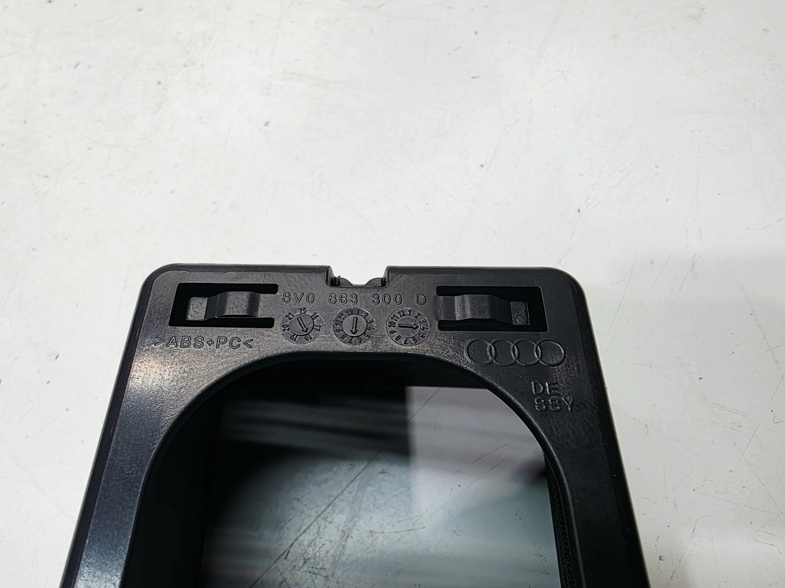 passenger compartment plato TUNELU bracket LADOWARKI AUDI A3 8V 8V0863300D