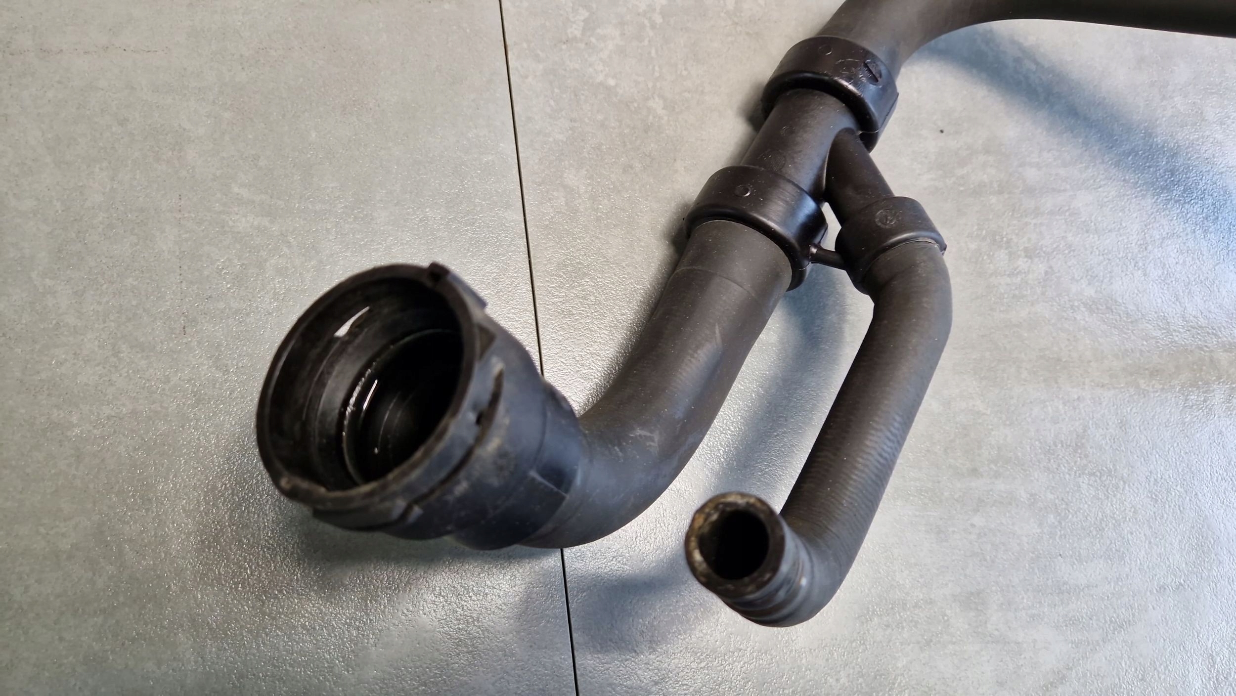 Ford Mondeo MK4 IV prijenos vode 9G918286DC