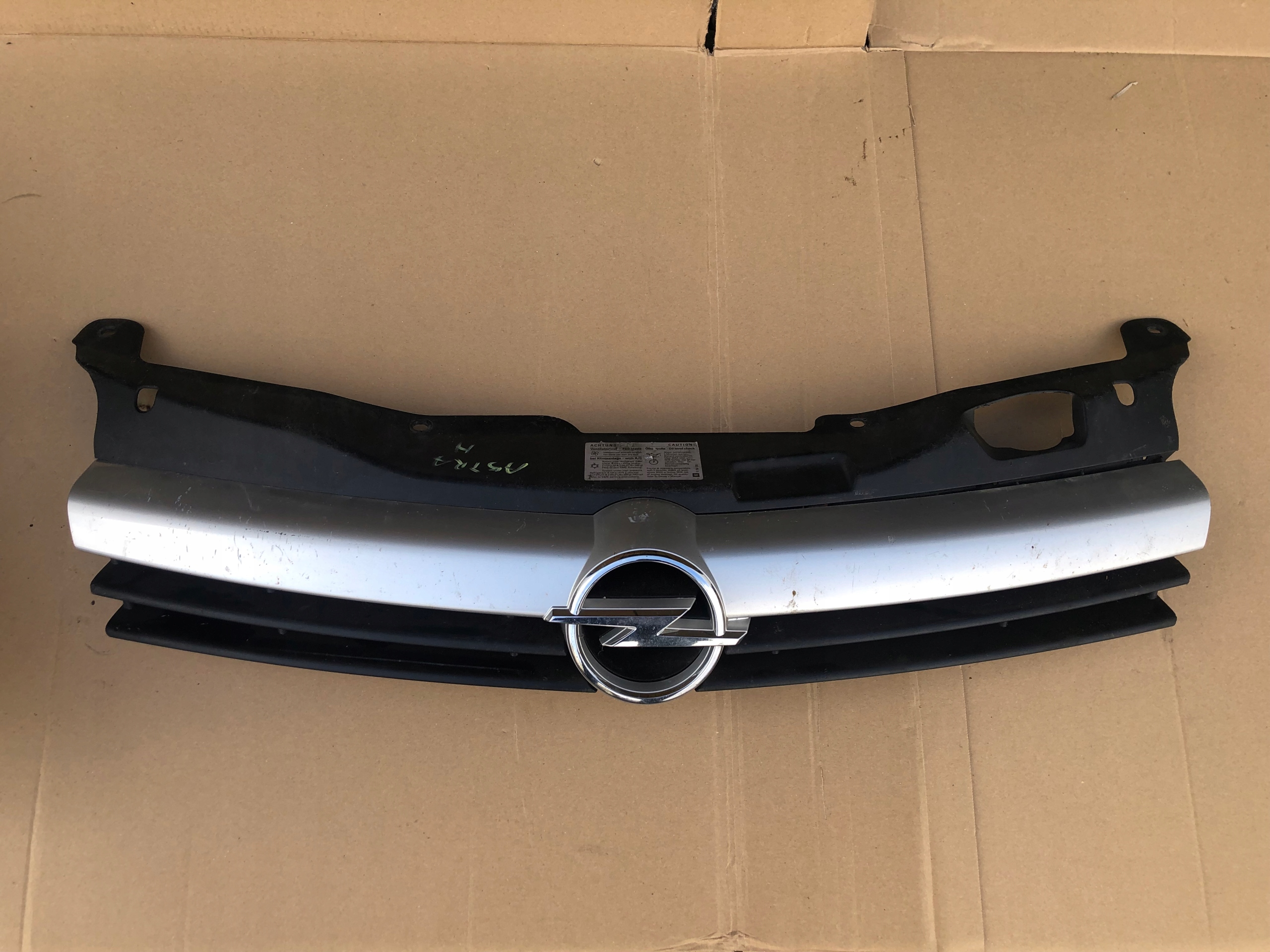 решетка радиатора Emblemat opel ASTRA III H 2004-2008 24451033