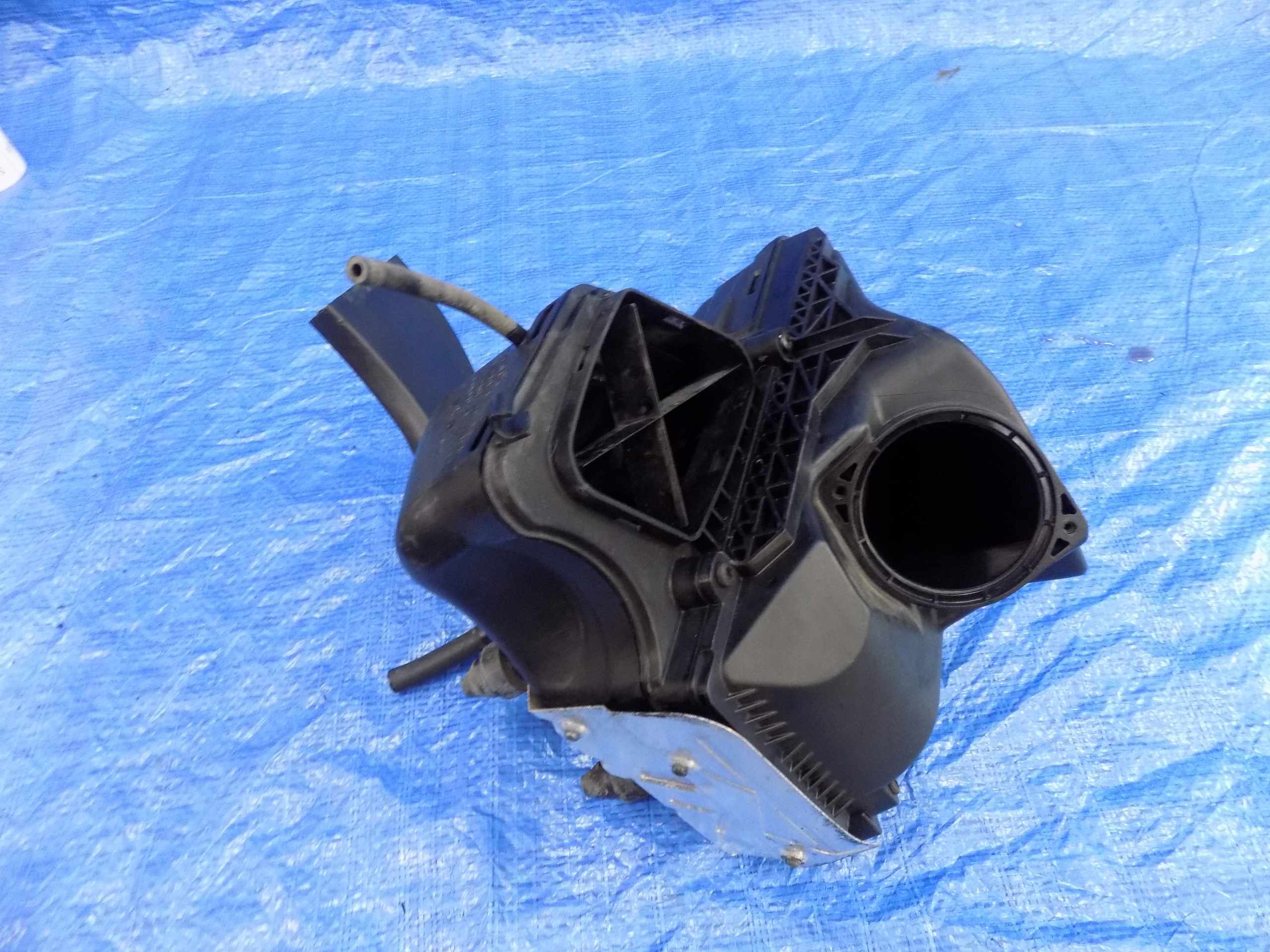 8R0133843B - Корпус воздушного фильтра AUDI Q5 8R 2.0 TDI