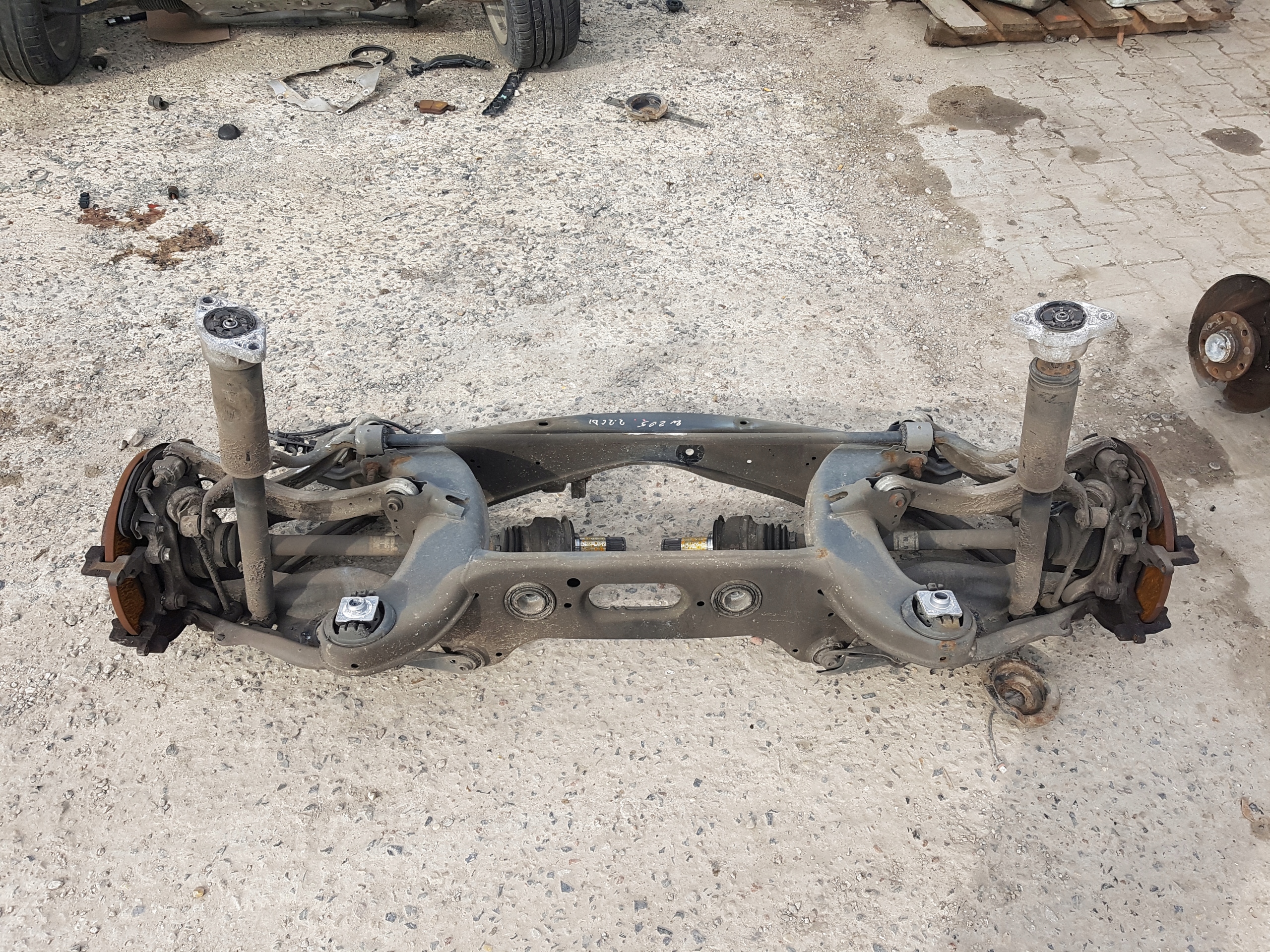 MERCEDES C KLASA W205 2.2CDI BELKA ZAWIESZENIA TYŁ