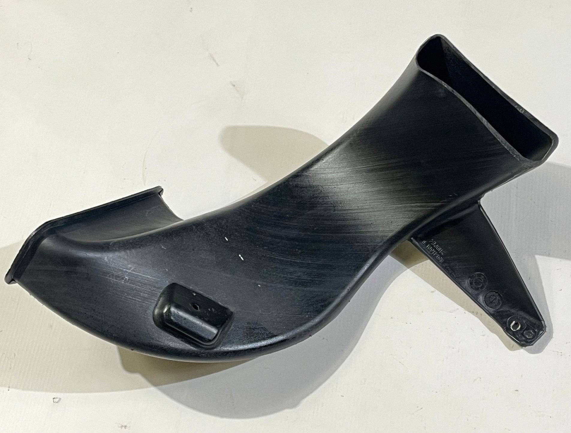 drain intake air ukladu of brake right rear part Chevrolet Corvette C6