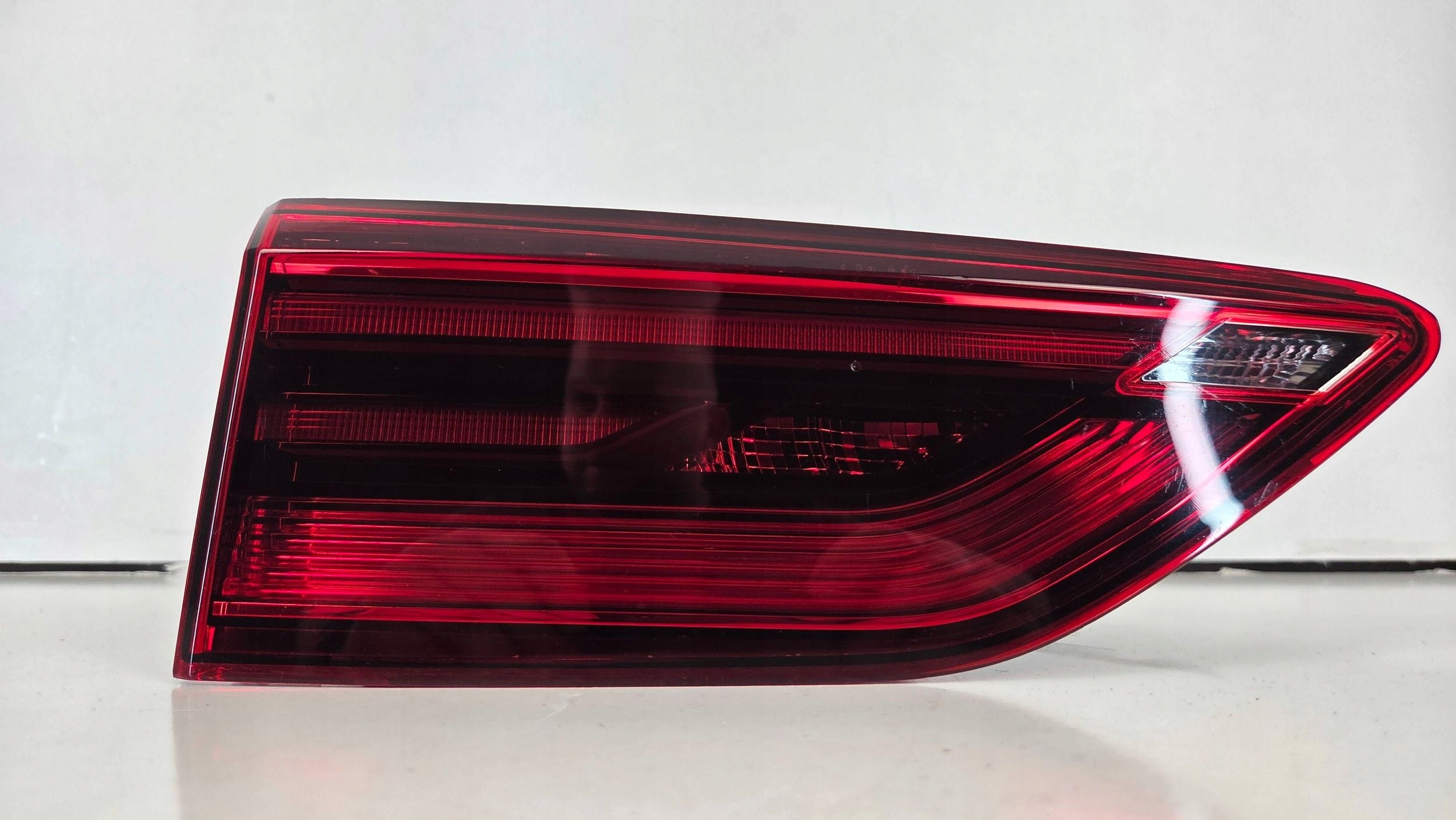 Volkswagen Golf VIII 8 5H light rear rear part left w klapie