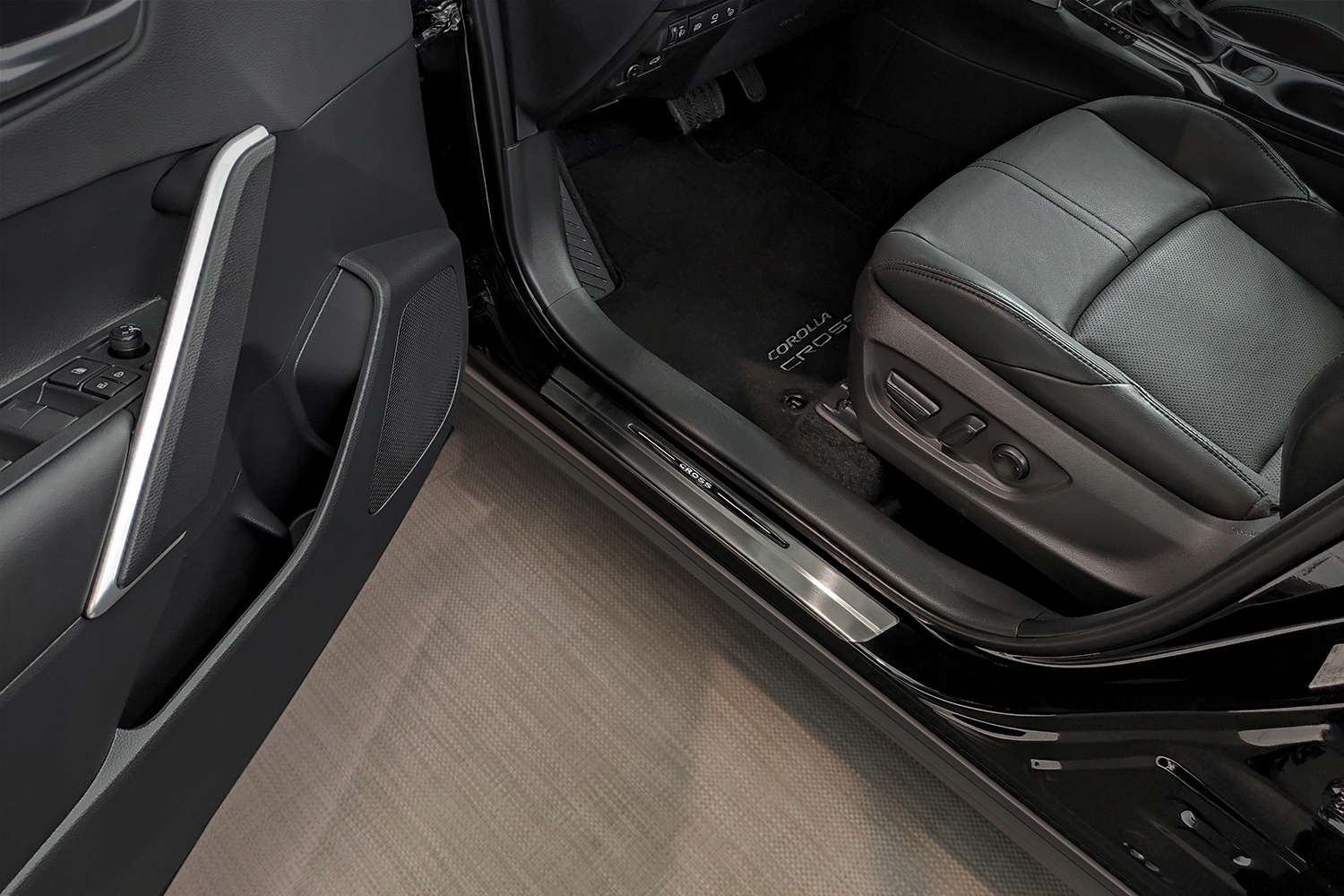 TOYOTA COROLLA CROSS XG1TJ 2022- NAKŁADKI LISTWY PROGOWE PROGI Numer katalogowy producenta 2/23026