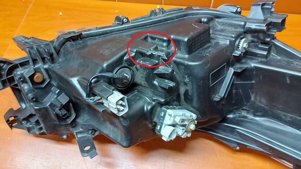 REFLEKTOR light left left front TOYOTA HILUX VIII 20
