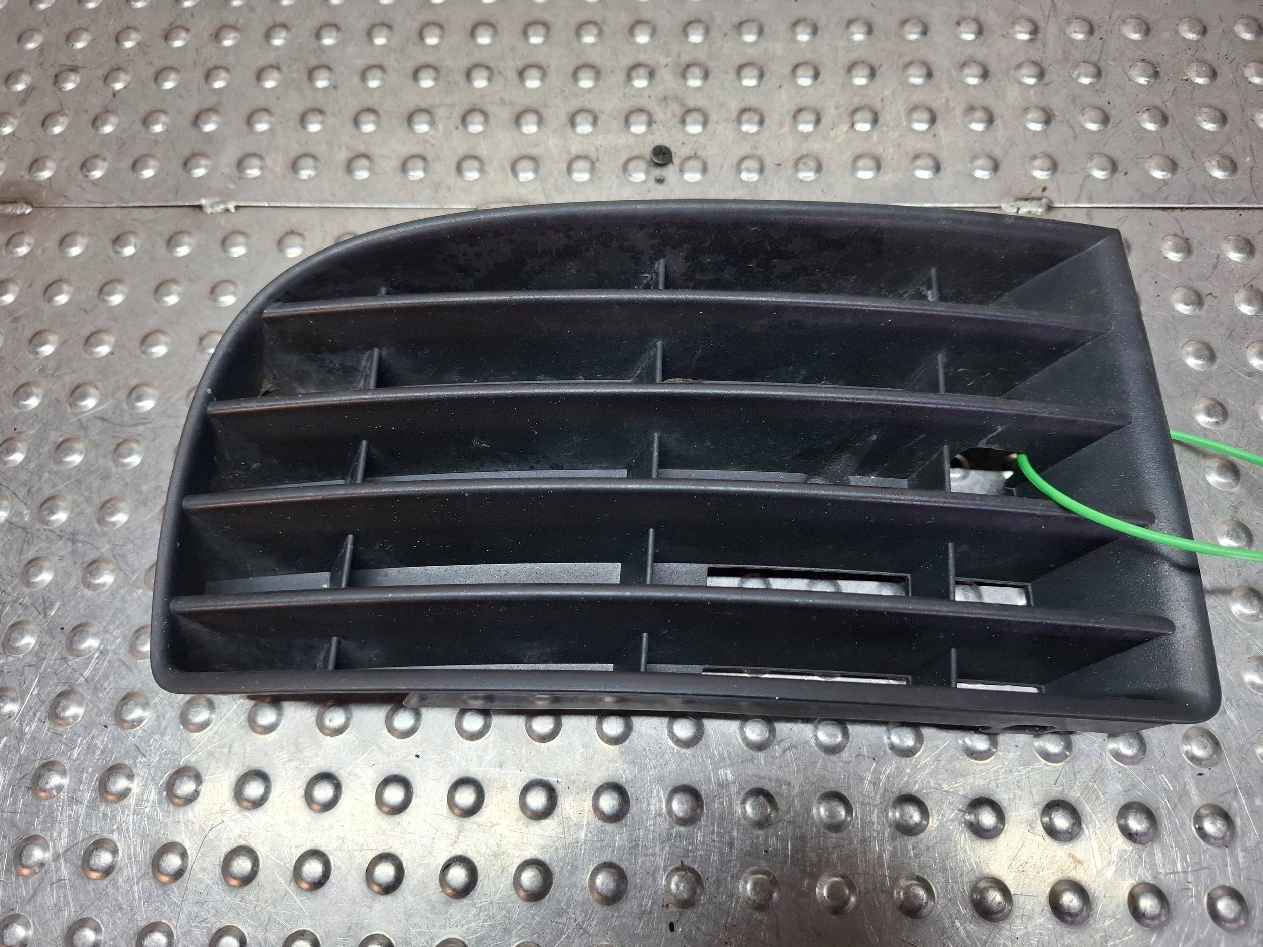 grid grille of a bumper front right 1K0853666 VW GOLF V