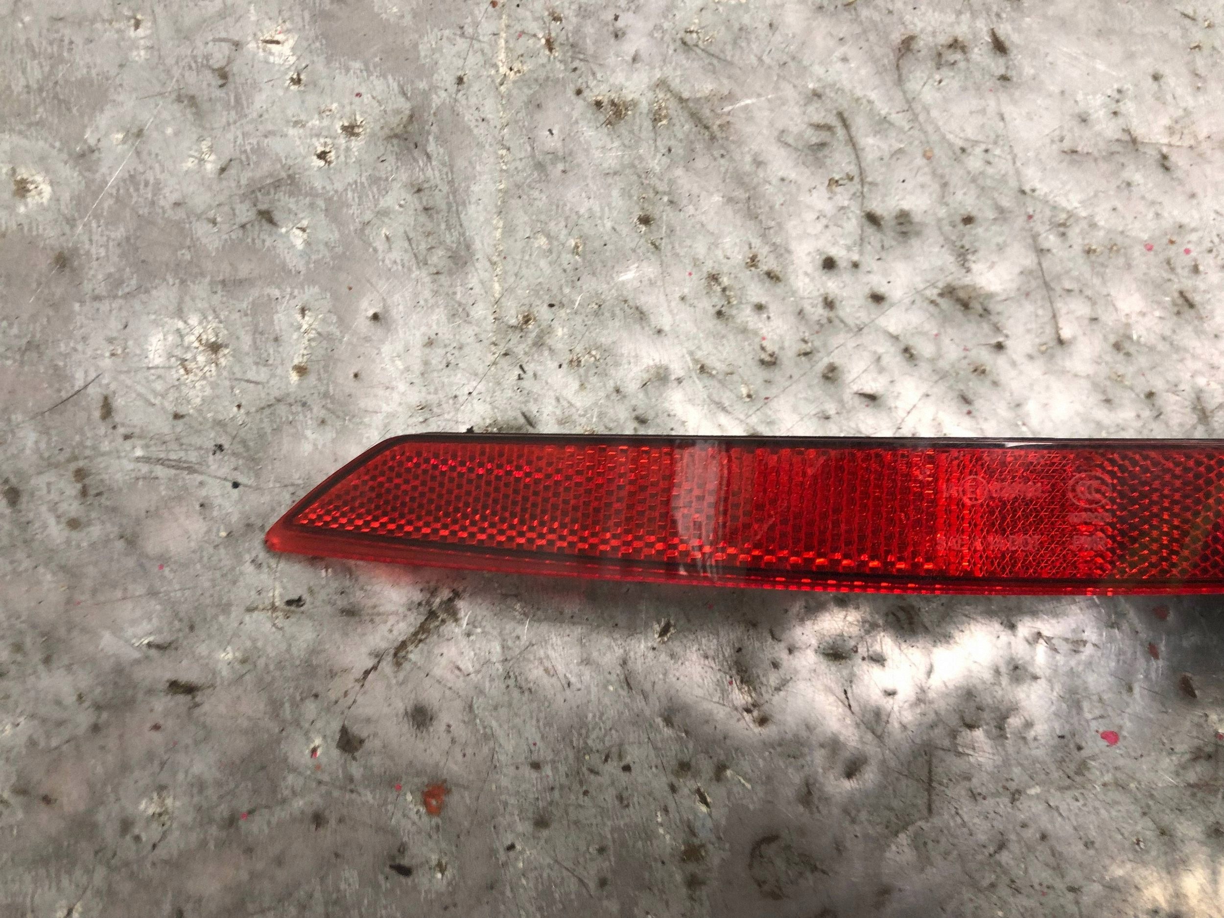 ODBLASK der Stoßstange links heck AUDI A4 B9 8W0945105D