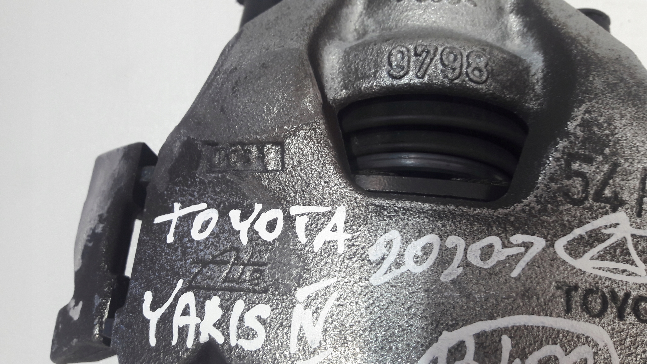 TOYOTA YARIS IV caliper brake right front 2020- 9798