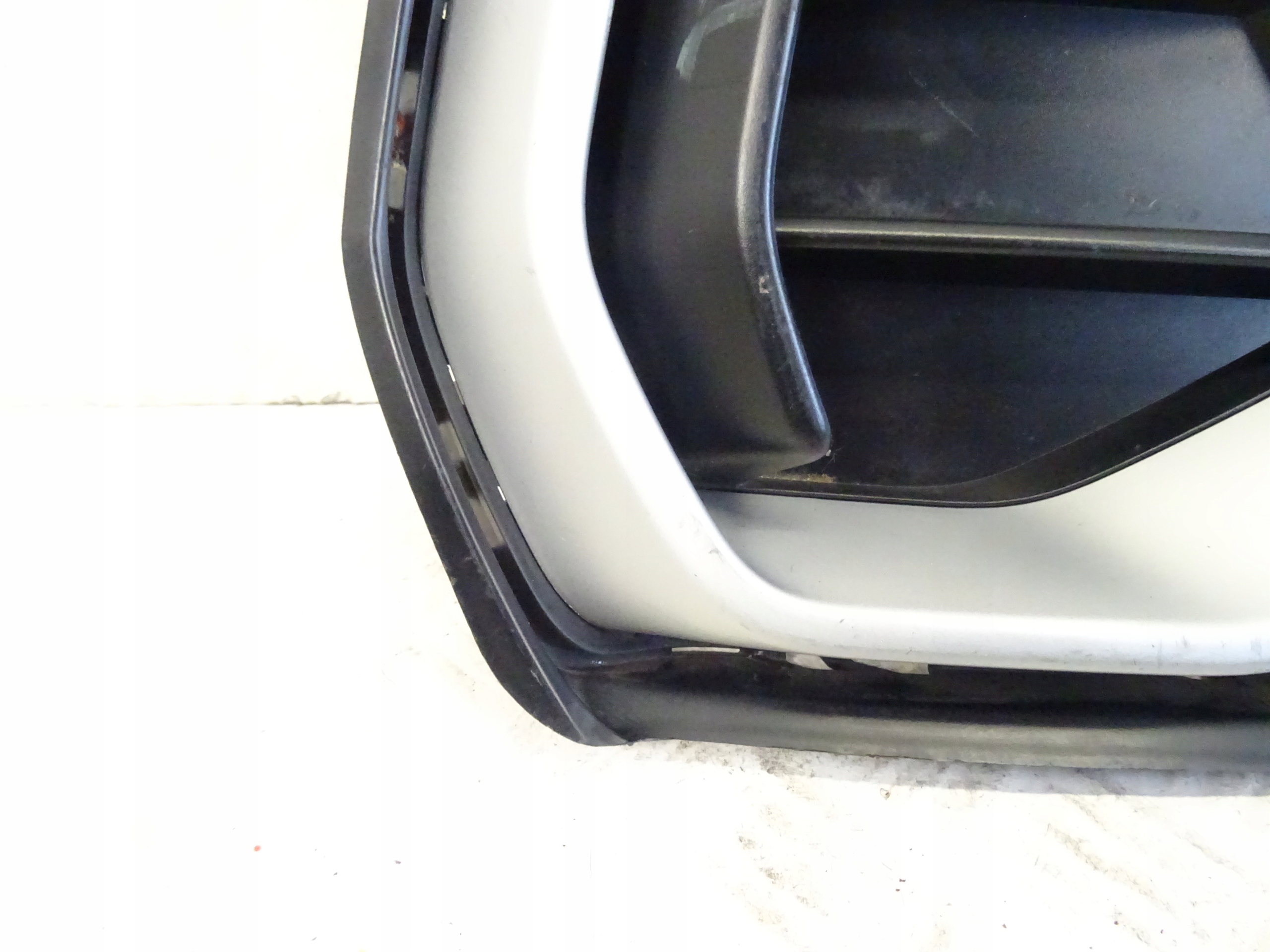 grid of a bumper front front right AUDI Q3 II S-LINE 83A807682D