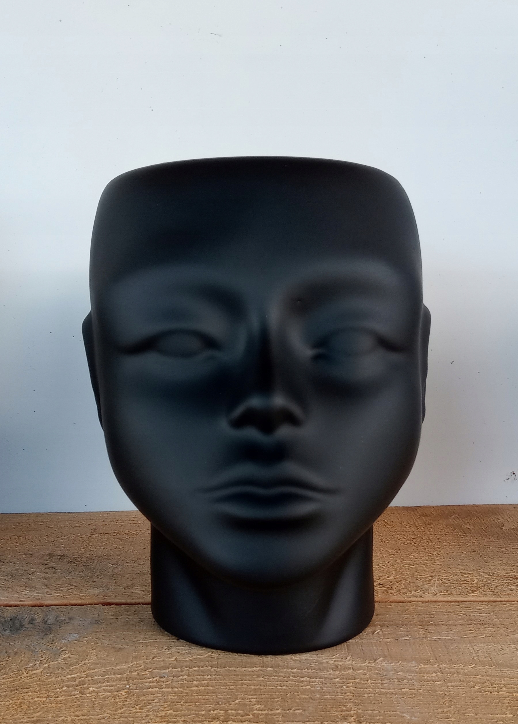 

Doniczka-oslonka głowa.H-20cm.Czarny matowy