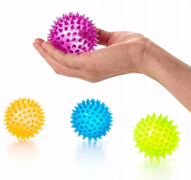 PIŁKA PIŁECZKA ŚWIECĄCA 6,5CM Z KOLCAMI GUMOWA Materiał guma