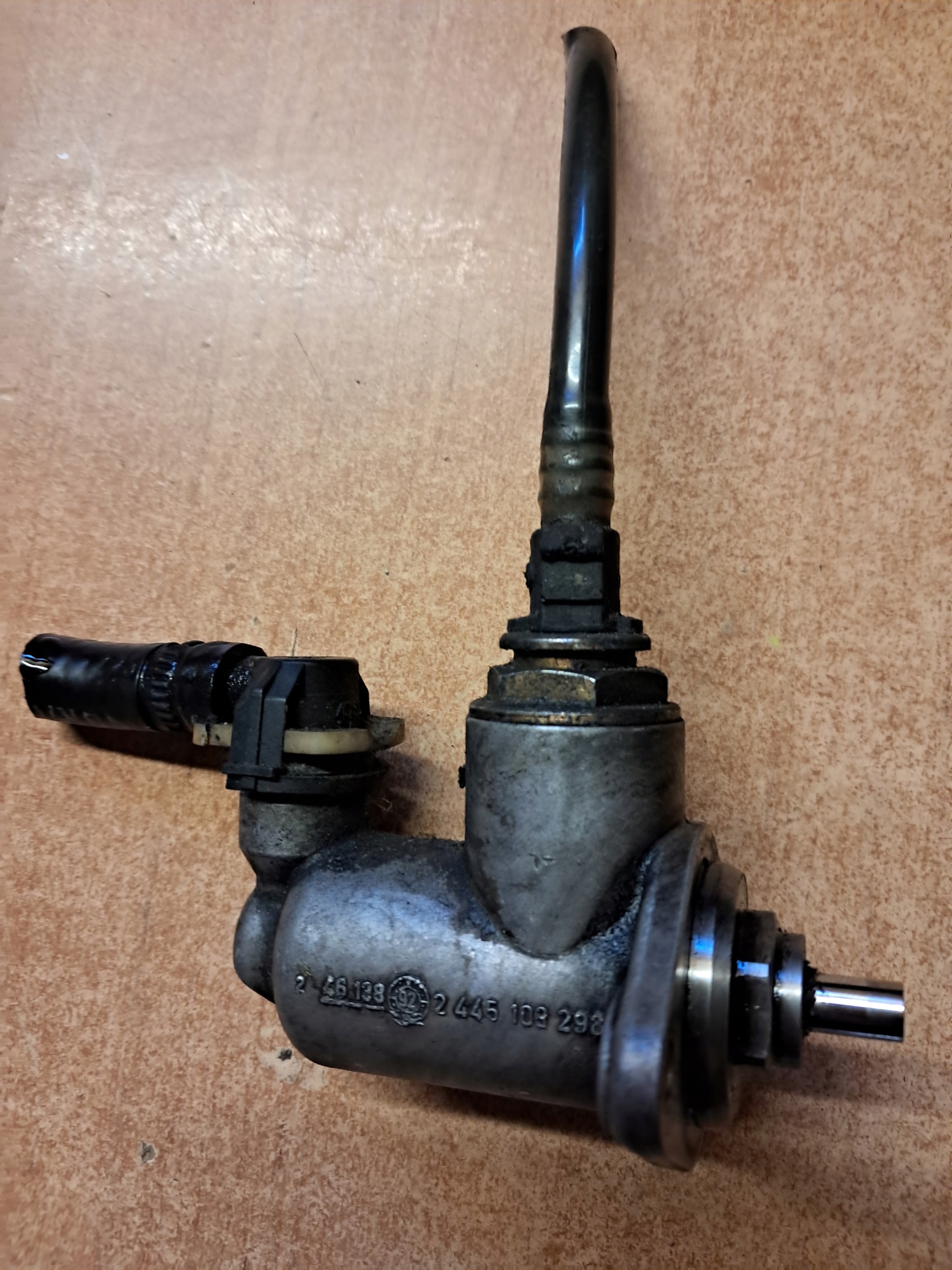 Pompa PODAJACA MERCEDES W124 2,5D 0440007020