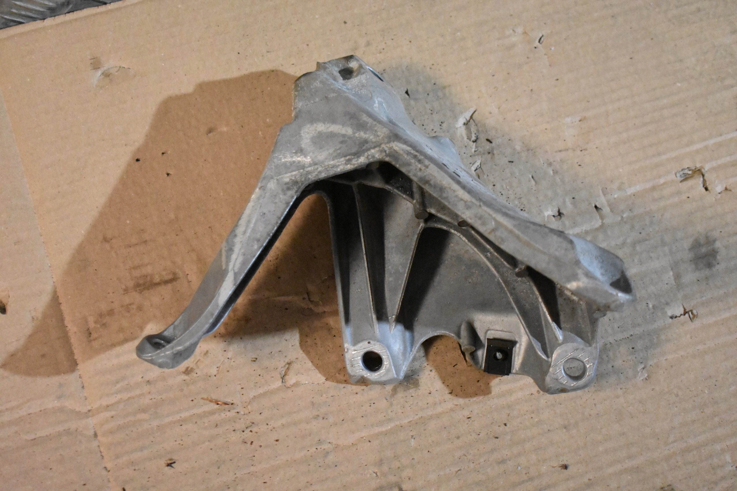 IDEALNA holder engine mount left AUDI E-TRON 1 9