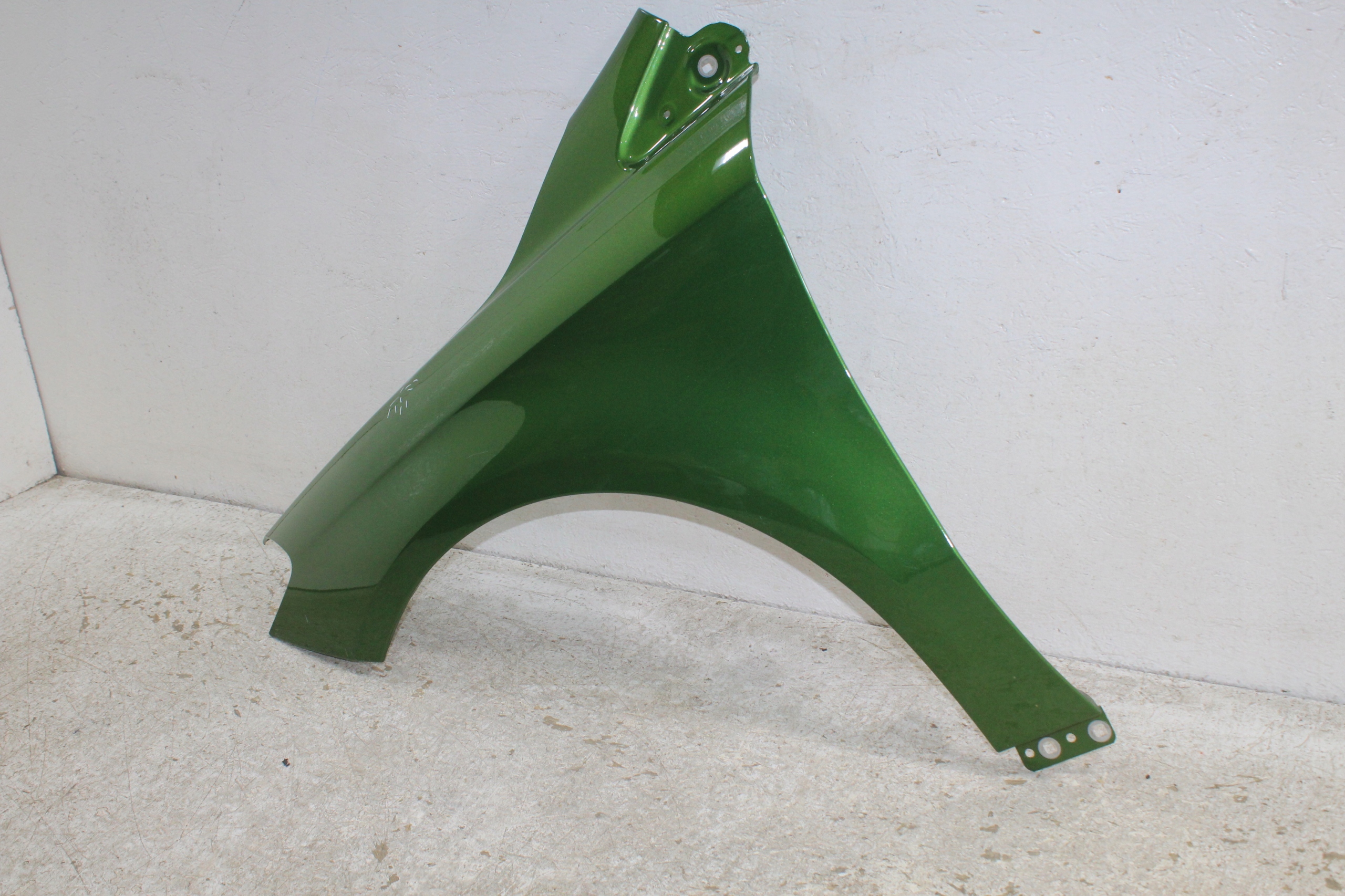 Mercedes B klasa W246 fender left front front A2468810101