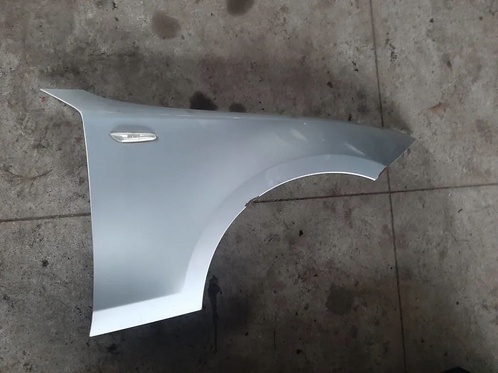 BMW 1 E81 E87 крило правий титан