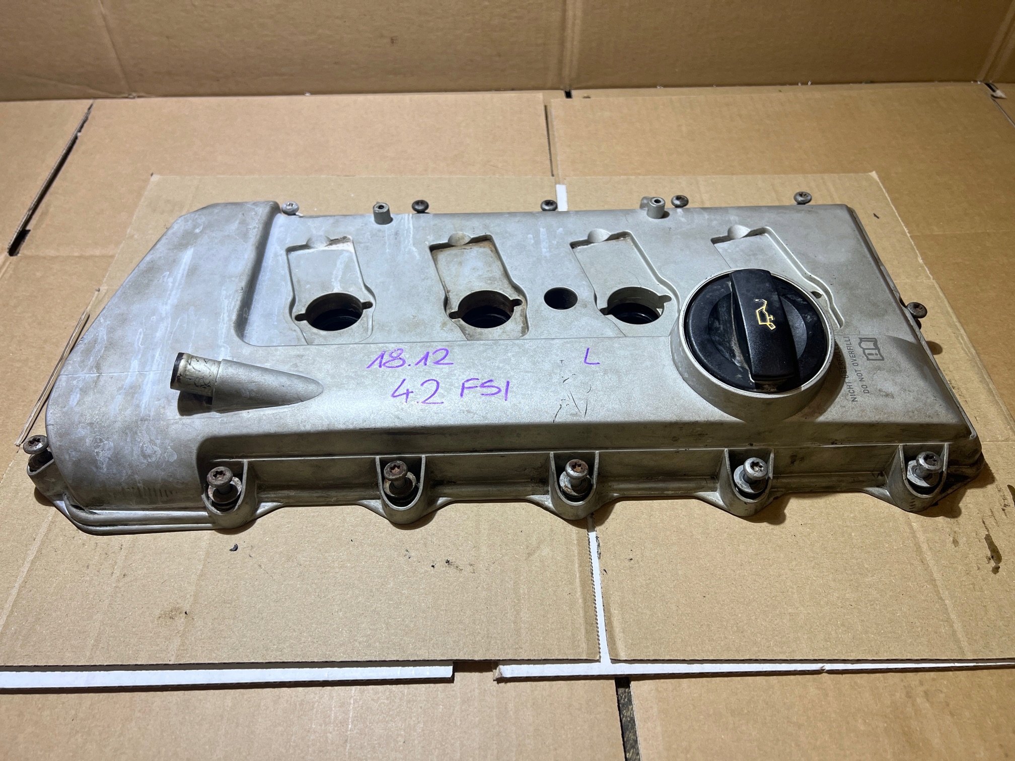 AUDI 4.2 V8 FSI BAT Abdeckung der Ventile 079103475S