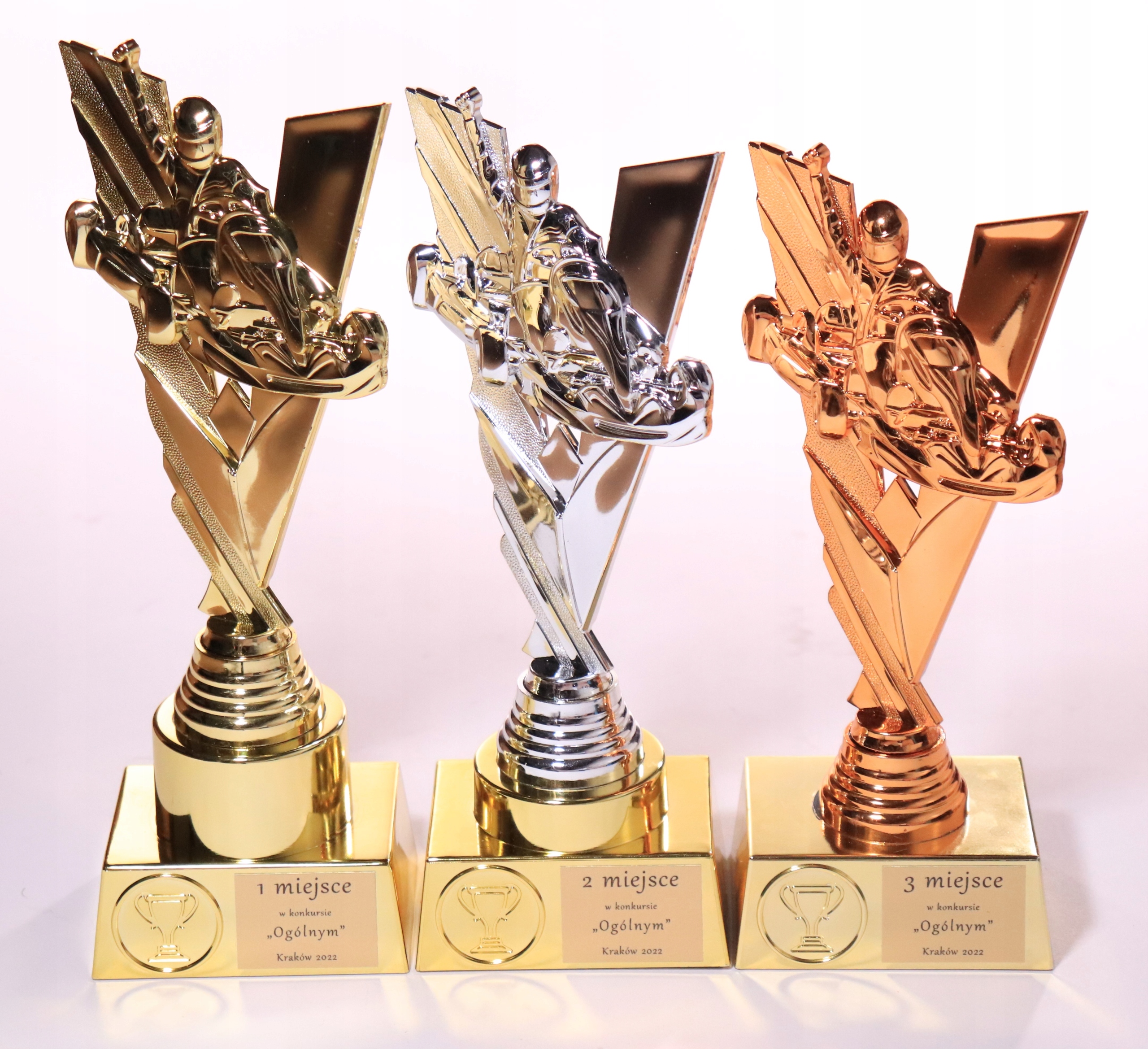 

Statuetka figurka gokart motoryzacja kpl 3szt+nadr