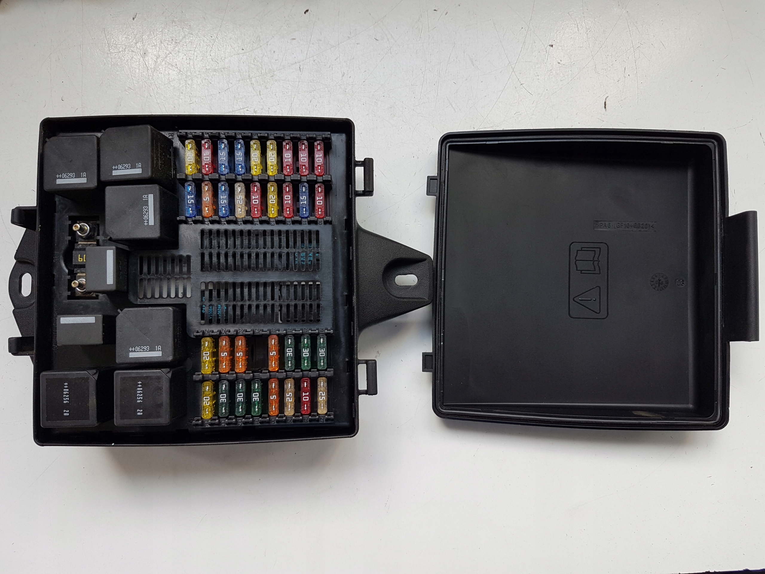 SKRZYNKA BEZPIECZNIKÓW ASTON MARTIN DB9 5.9 6.0 V12 2004-