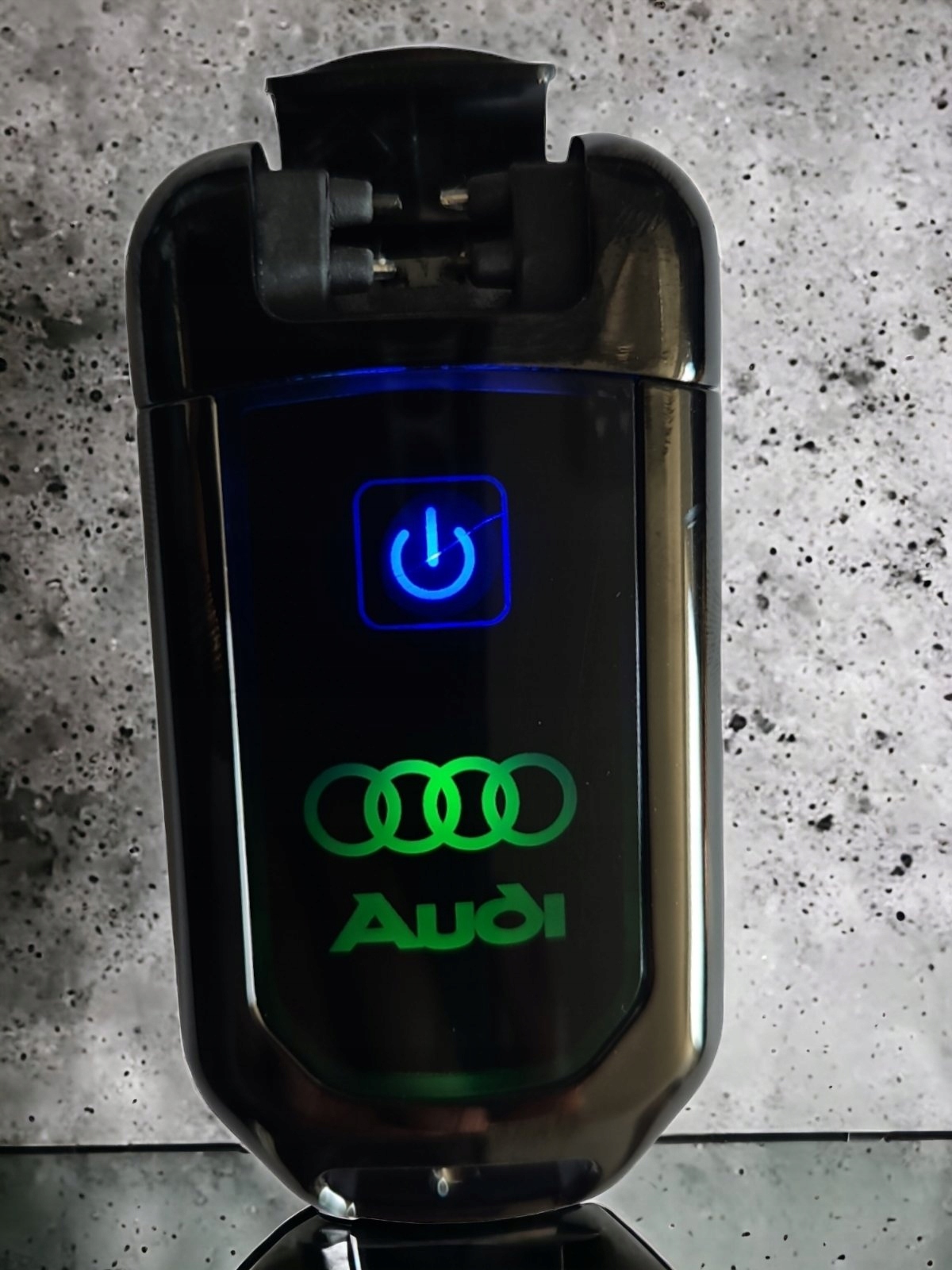 BRELOK SAMOCHODOWY AUDI ZAPALNICZKA LED RGB PUDEŁKO NA PREZENT Z KOKARDA Szerokość produktu 3.5 cm