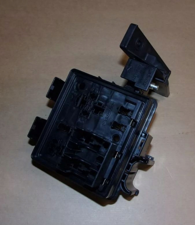 SKRZYNKA BEZPIECZNIKÓW R MEGANE III 243516967R Numer katalogowy części 243516967R 243880001R