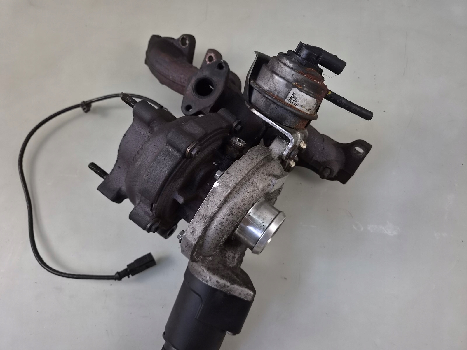 turbo header pipe turbo turbina AUDI A4 B8 2.0 TDI a5 a6 a7