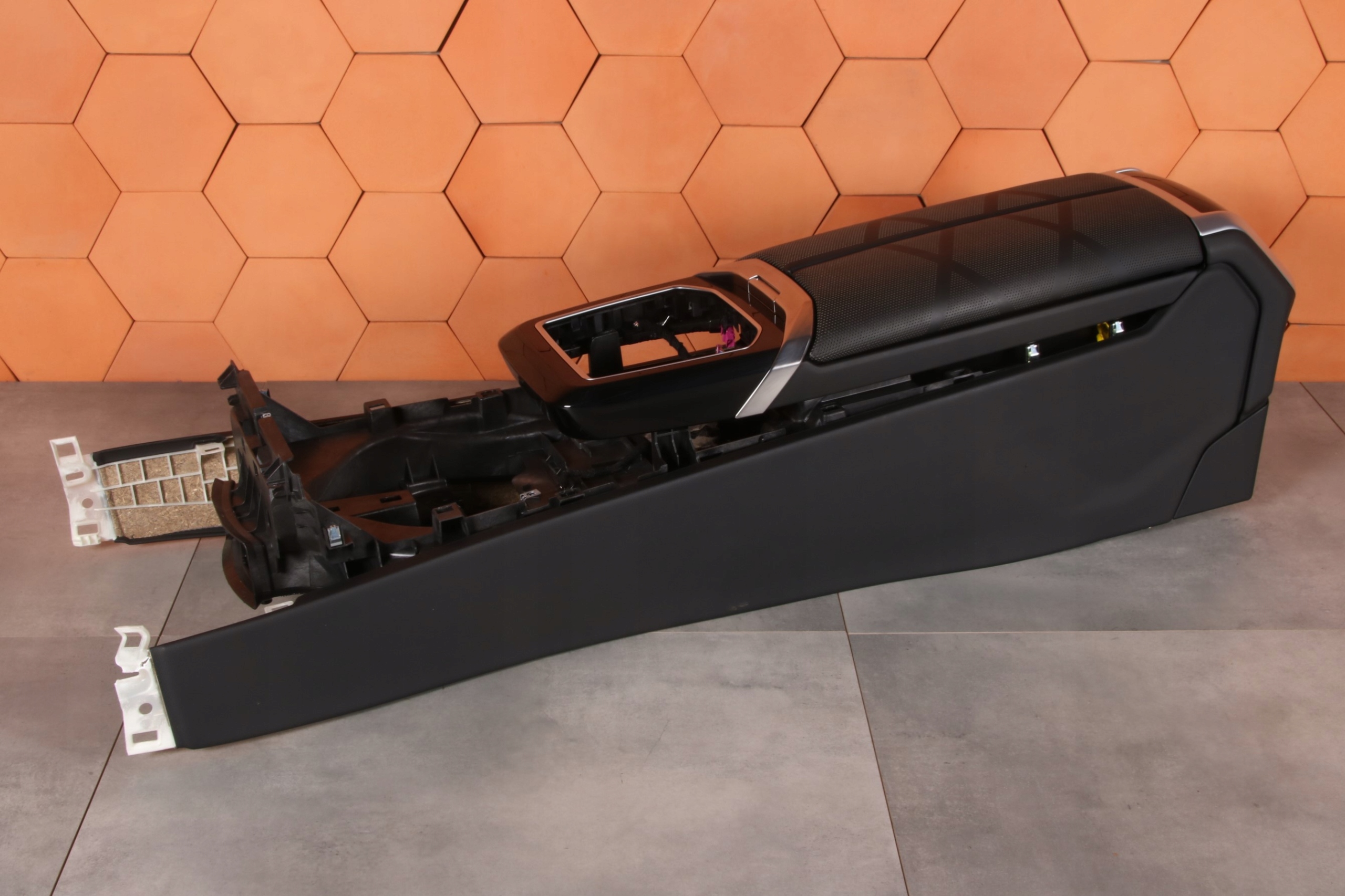 BMW 7 G70 TUNEL central armrest leather INDIVIDUAL black 5A2C0F8
