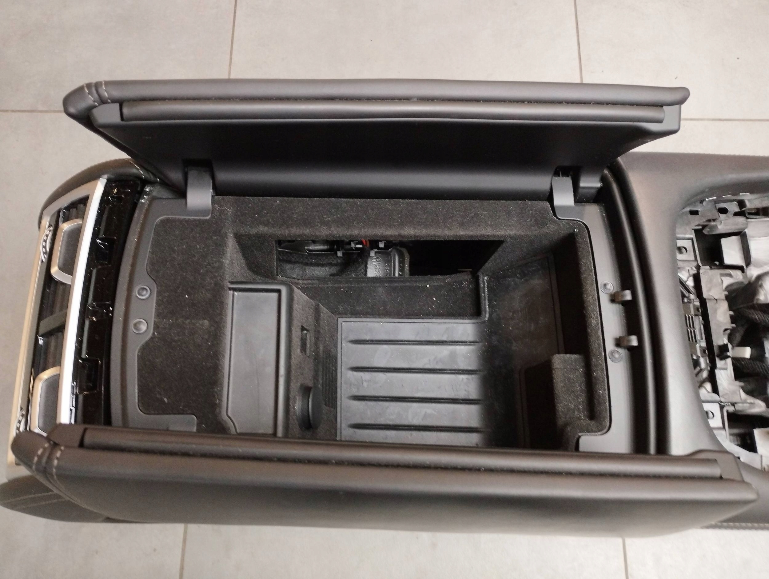 BMW 7 G11 TUNEL bracciolo 94255711 UK