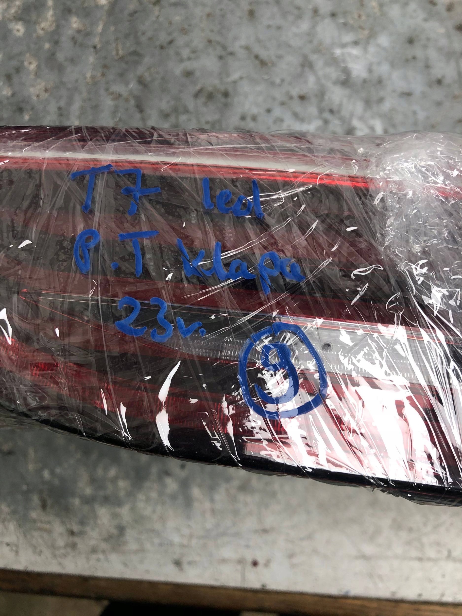light LED right rear part to the bonnet VW T7 7T0945094B