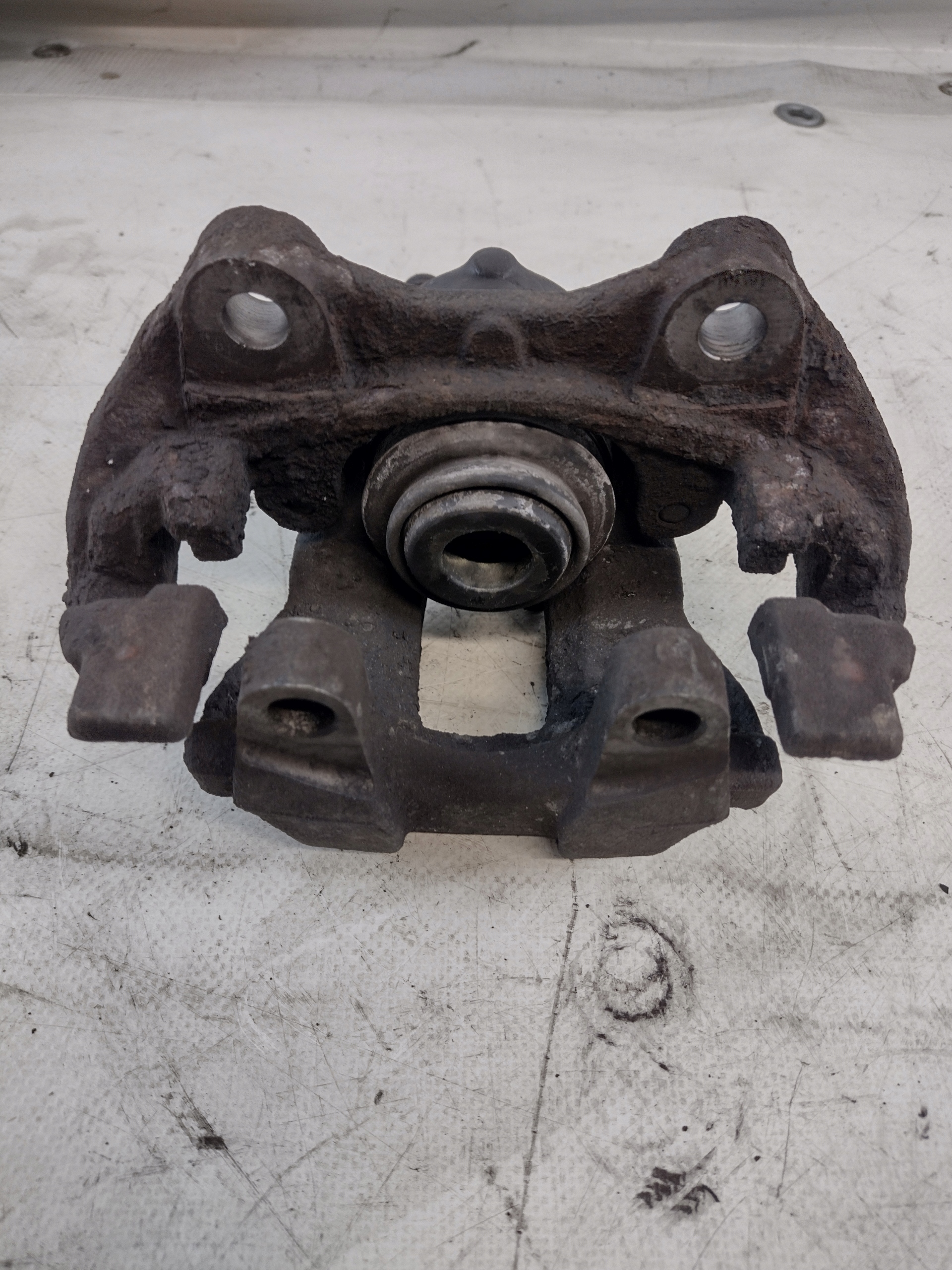 caliper brake jarzmo left rear part Mercedes W211 1,8 compressor; sedan