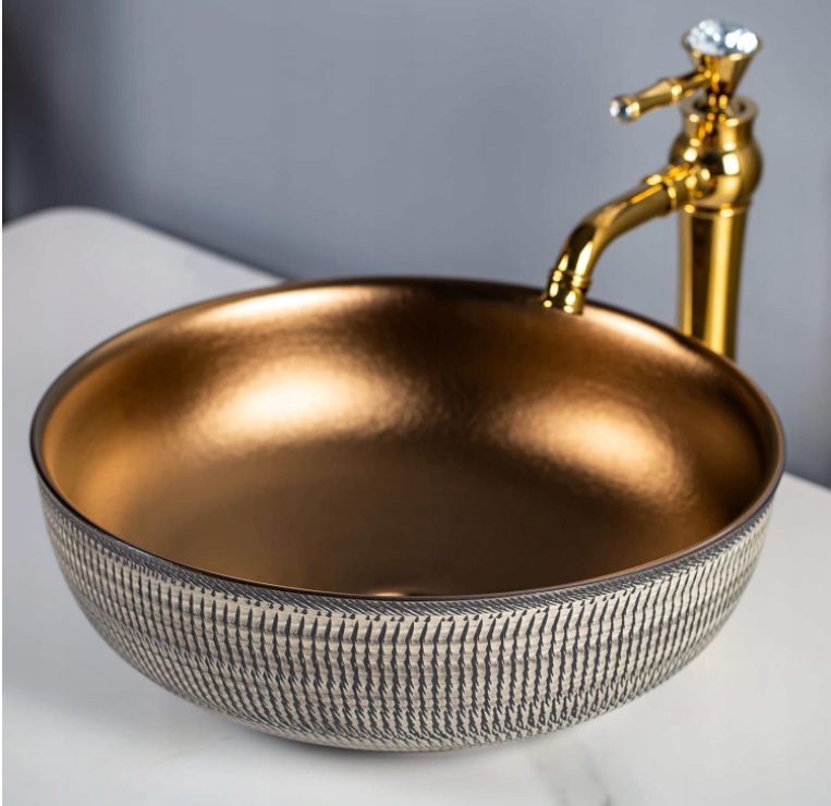 Keramický drez na kúpeľňovej doske, zlaté miesta na umývanie