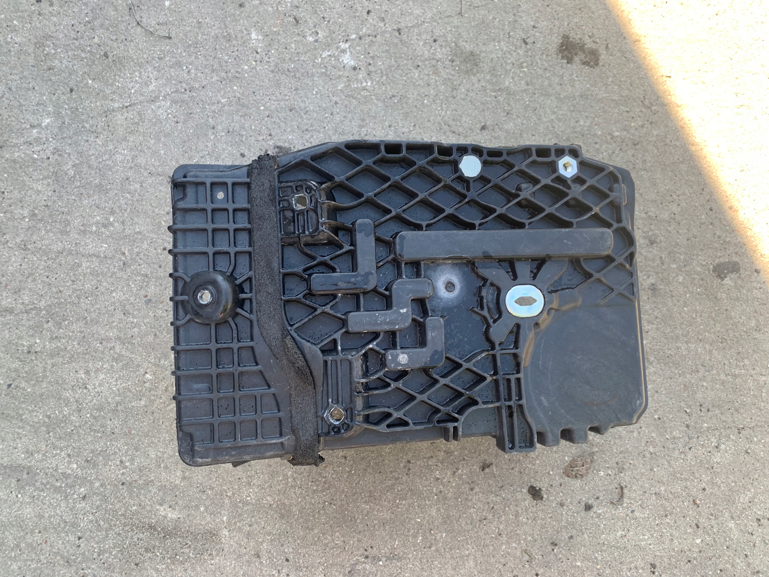 OBUDOWA PODSTAWA AKUMLATORA 31299569 VOLVO S60 II V60 I Producent części Volvo OE