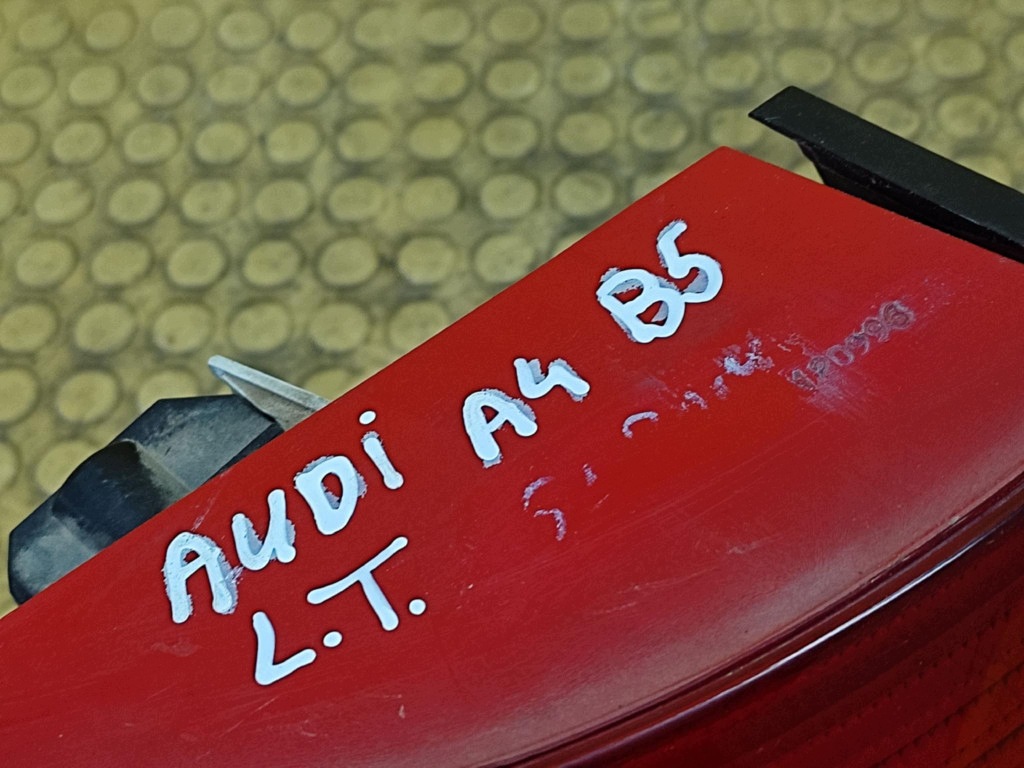 AUDI A4 B5 světlo levý záď
