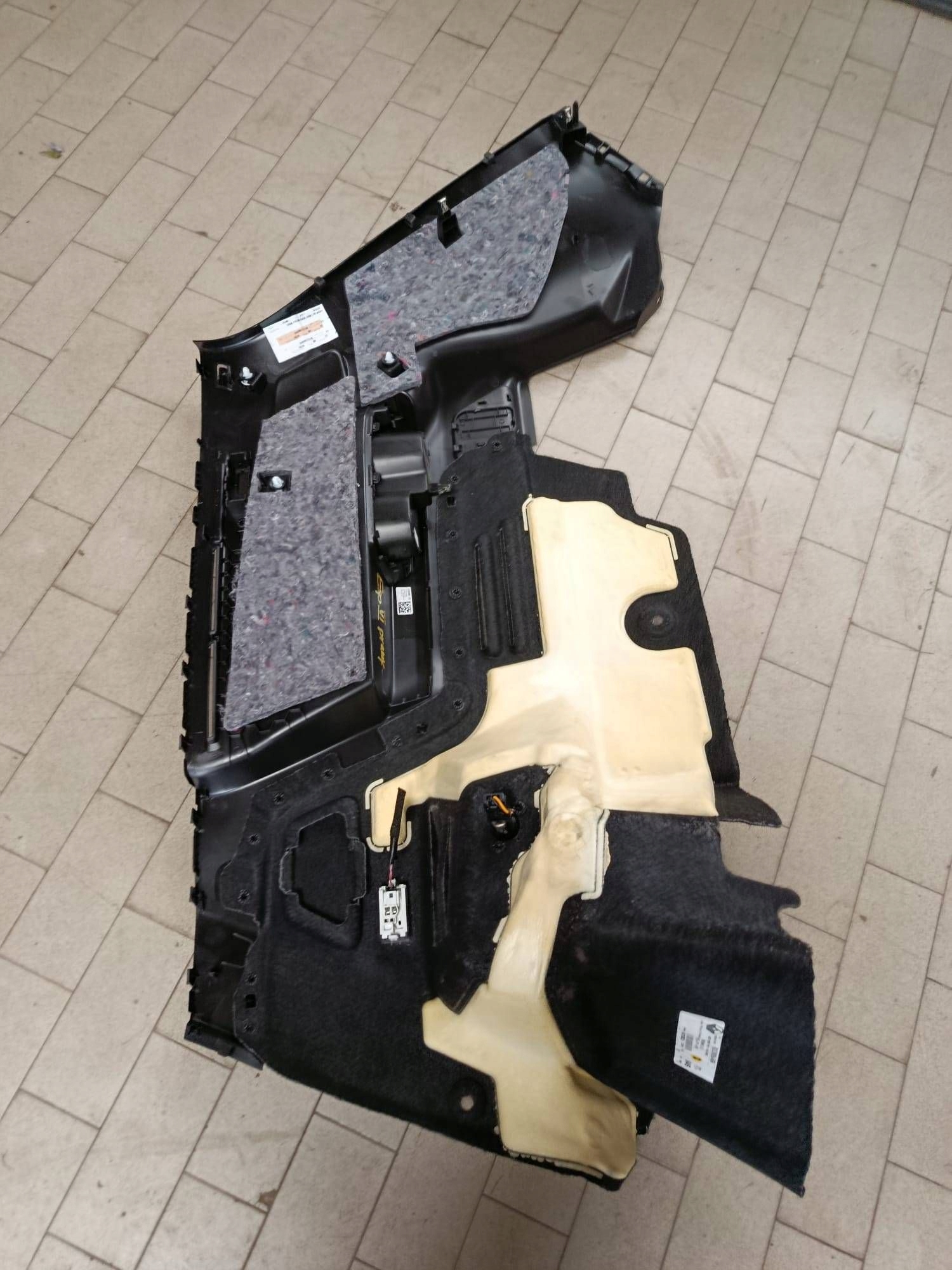 upholstery side boot rear part side right Renault Espace VI 933005846R