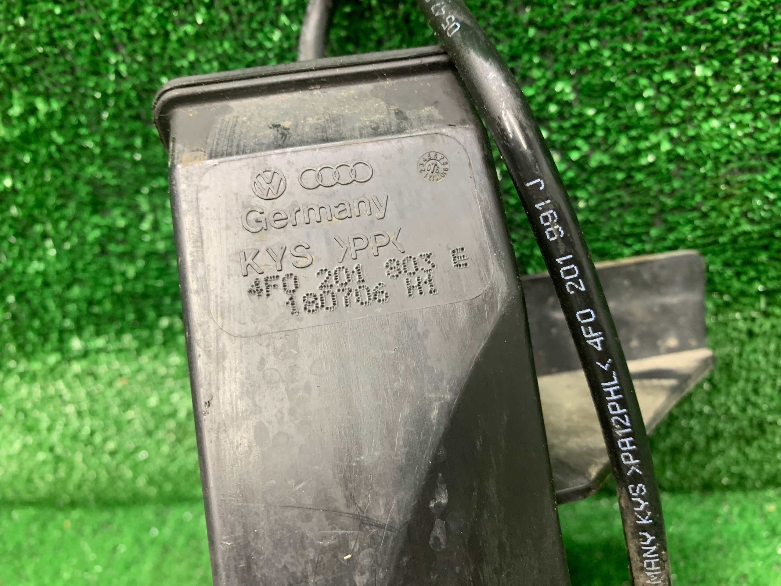 AUDI 4F A6 C6 2,0 3,2 FSI uhlíkový filter 4F0201803E