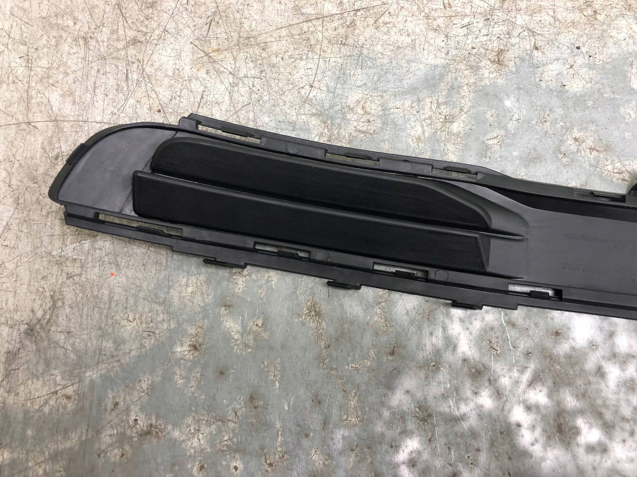 mřížka nárazníku levý předek VW T6 7E0807489C