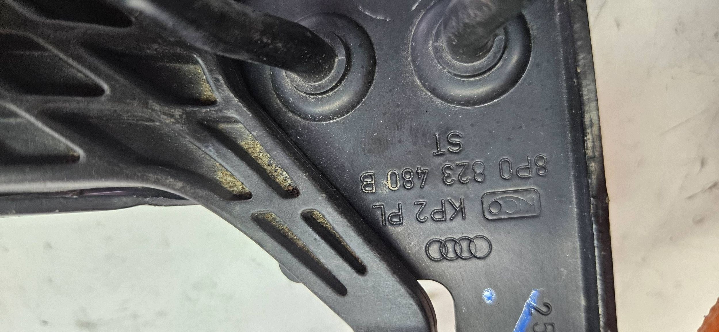 Audi A3 S3 8P lift 08- rygiel hook bonnets handle 8P0823480B