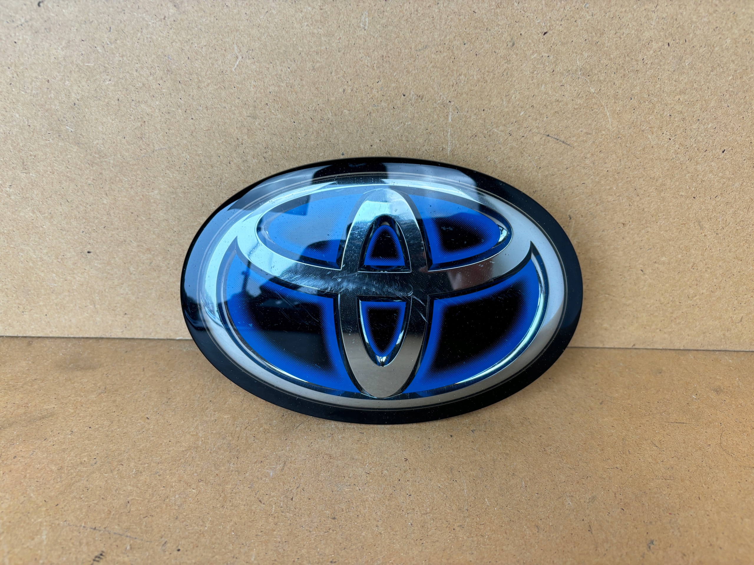 TOYOTA CAMRY RAV IV 4 ZNACZEK EMBLEMAT POD RADAR