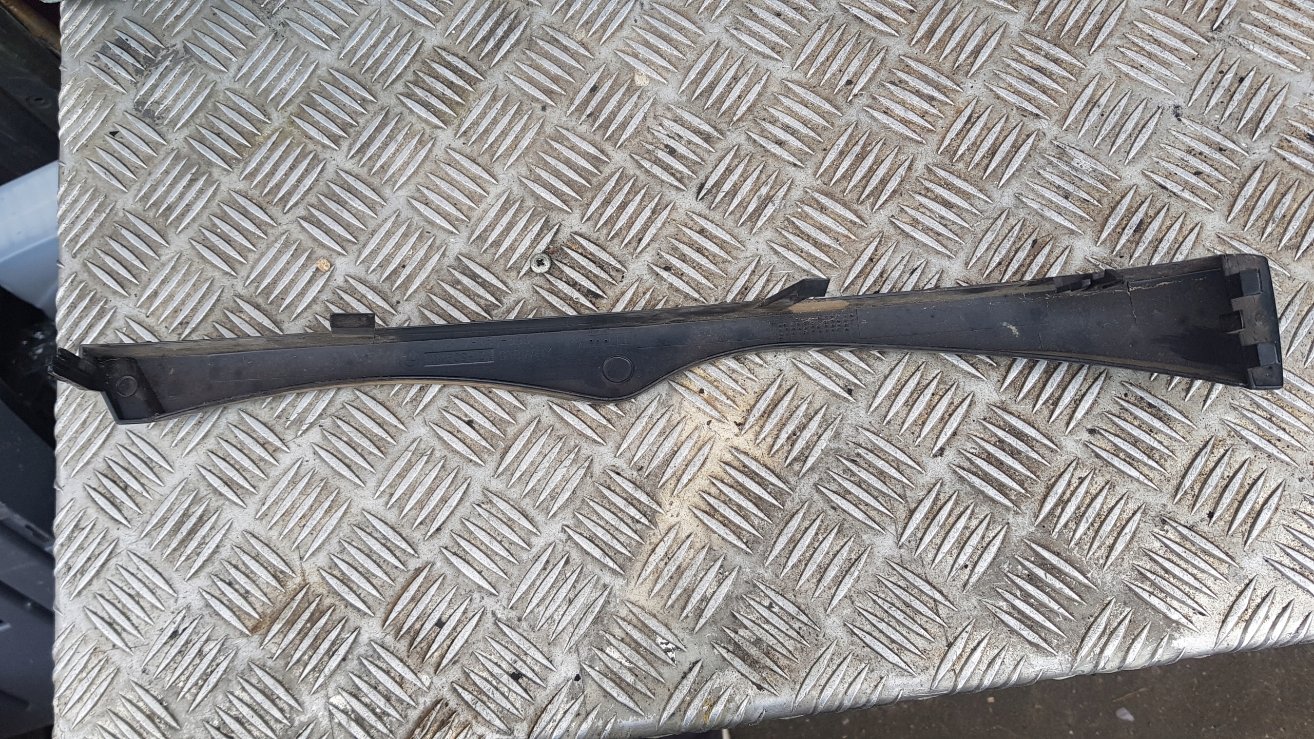 BMW E46 moulding below LAMPE left LIFT