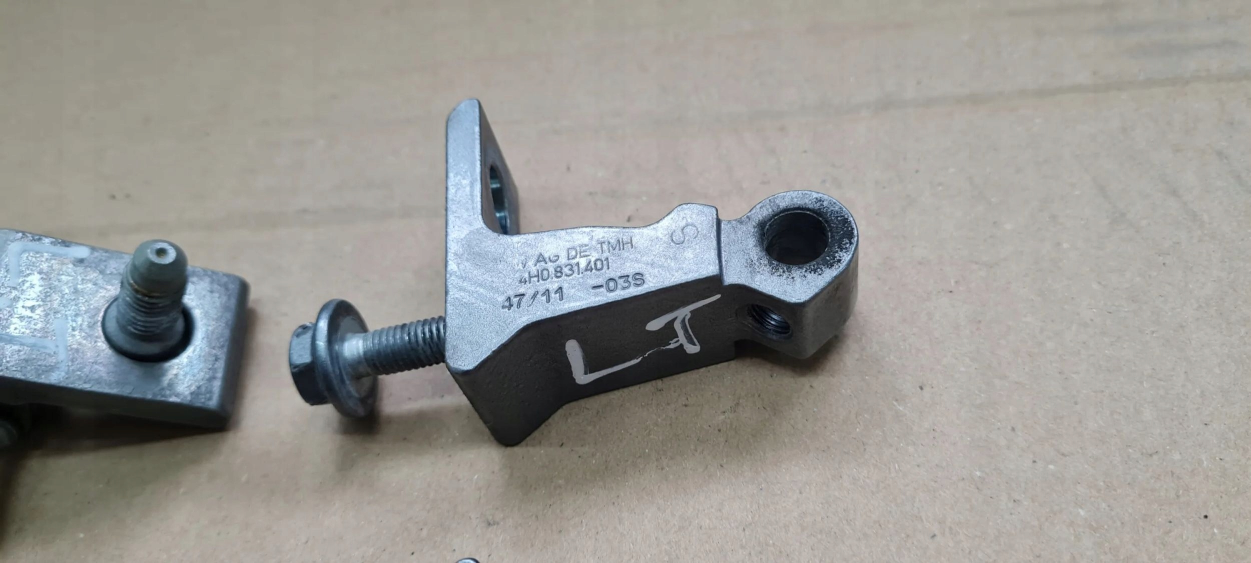 A7 4G hinge hinges door left left rear part rear. KOMPLET LY7G