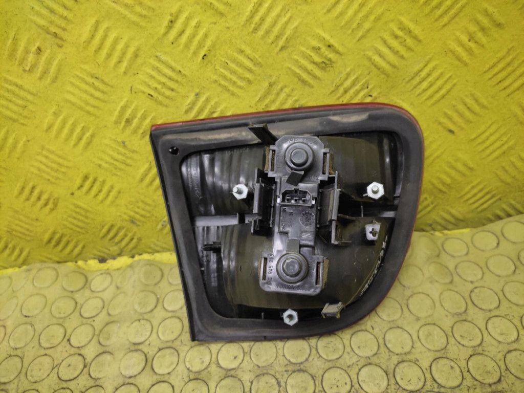 SEAT LEON and light right rear part to the bonnet 1M6945092B