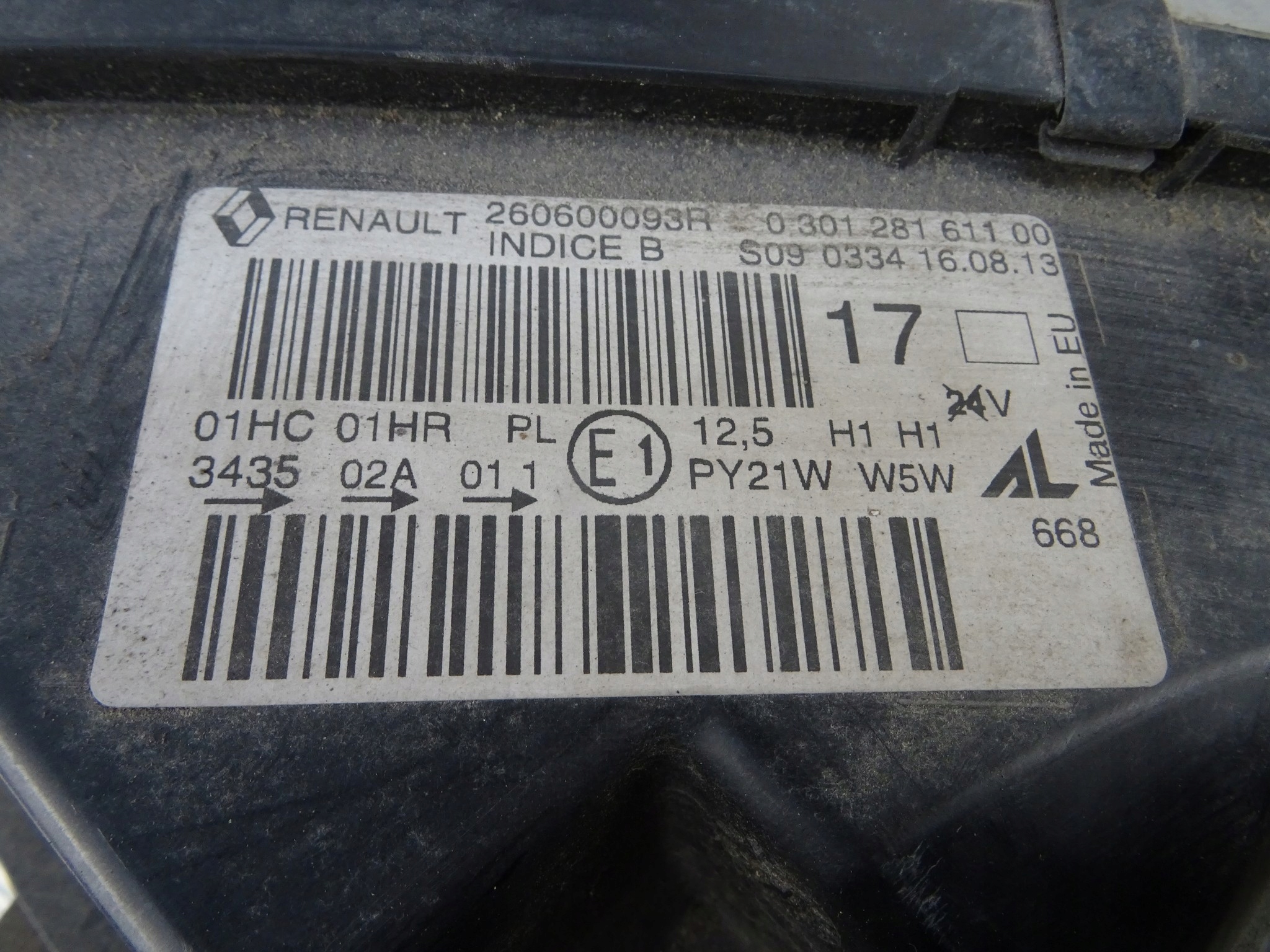 RENAULT CAPTUR and light left left front 260600093 UK