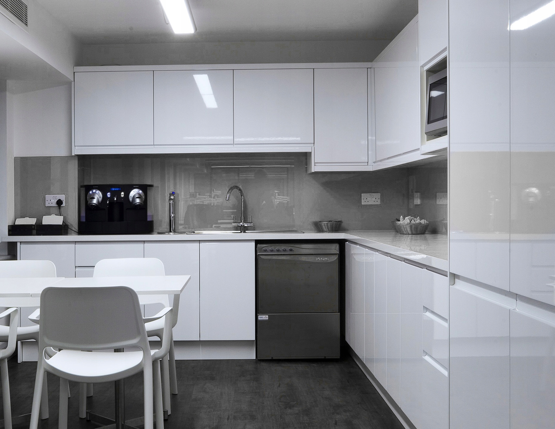 Okleina Biała Połysk Na Meble Blat Rolka 50x150cm Kod producenta VG010