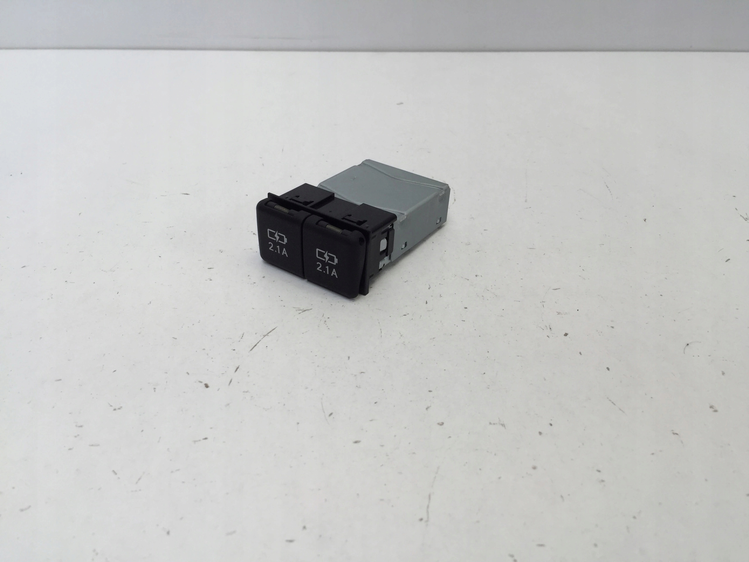 LEXUS UX 250H 2021 GNIAZDO PORT USB 8553250020