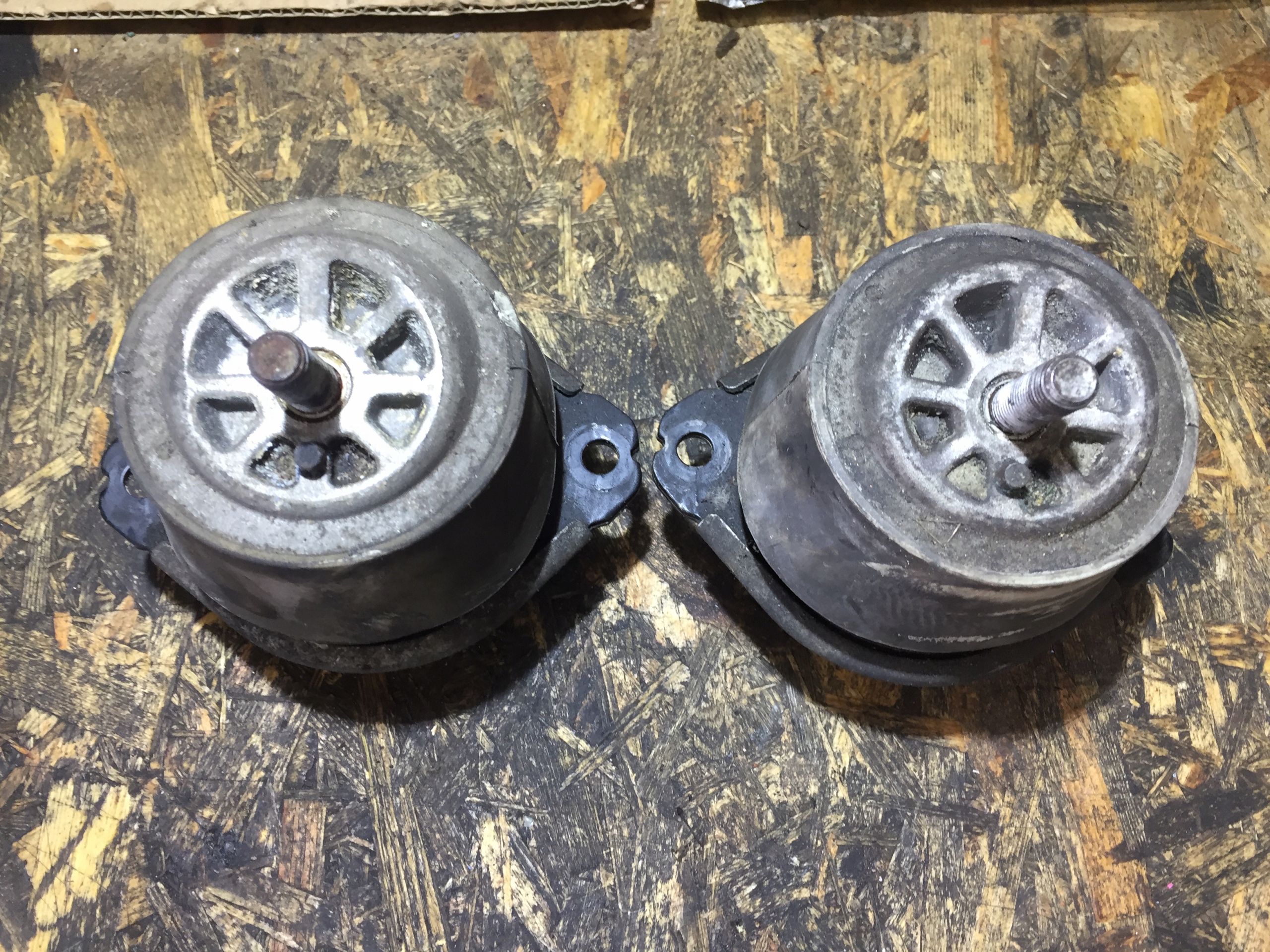 AUDI Q7 4L 4.2 TDI Motorlager 7L8199131B